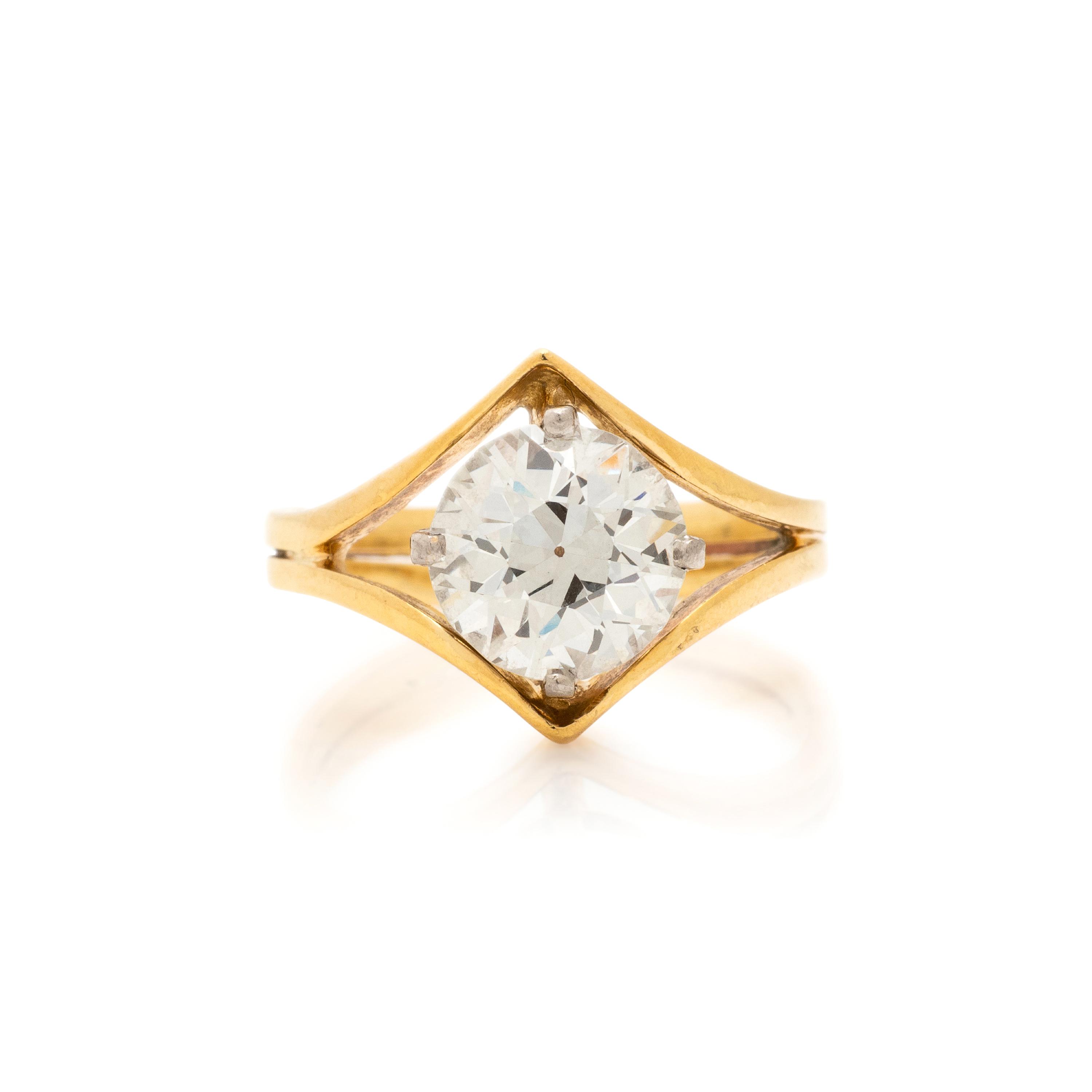 YELLOW GOLD AND DIAMOND RING