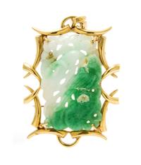 An 18 Karat Yellow Gold Jade Pendant/Brooch, 18.20 dwts.