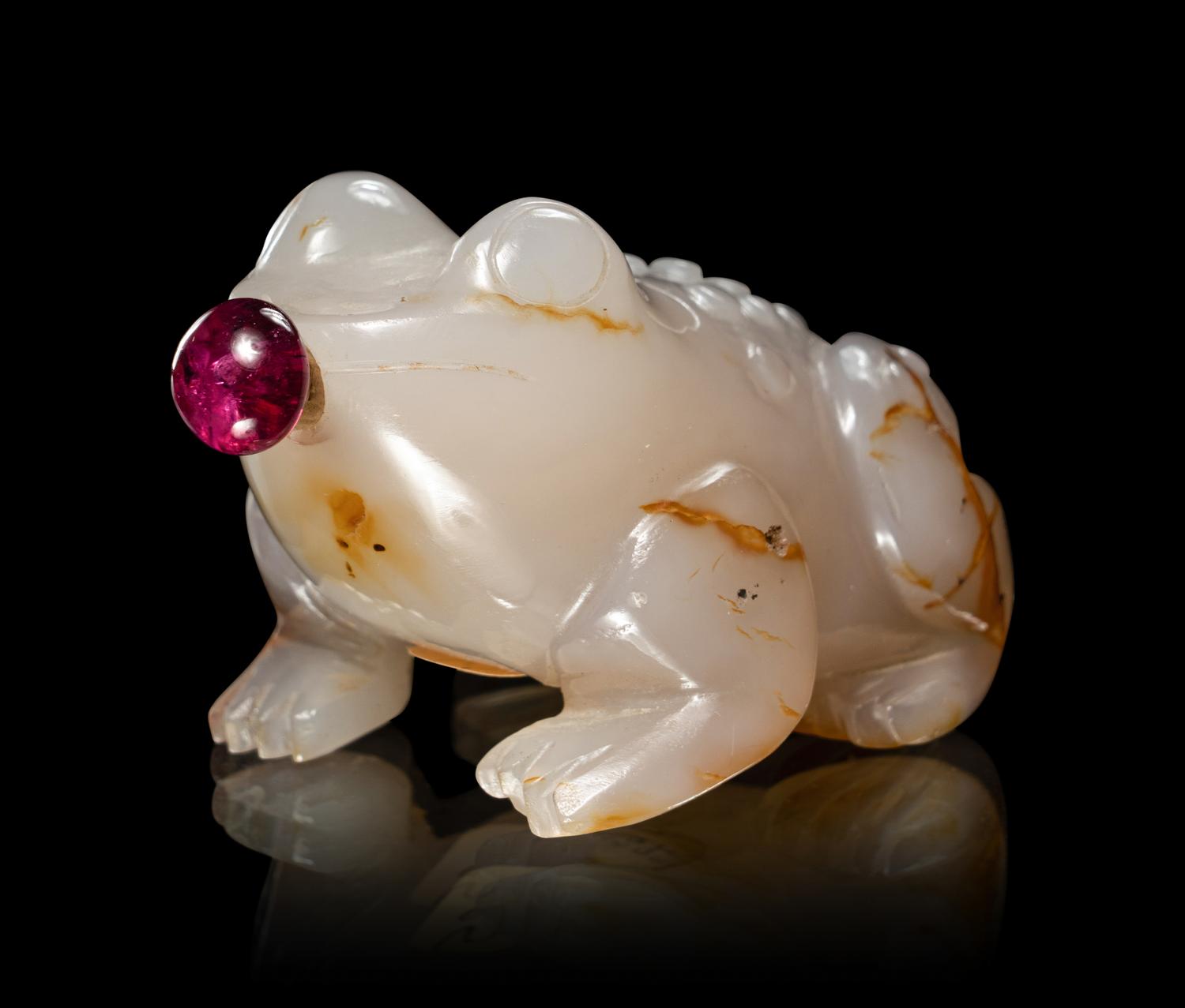 Two Carved Agate 'Frog' Snuff Bottles