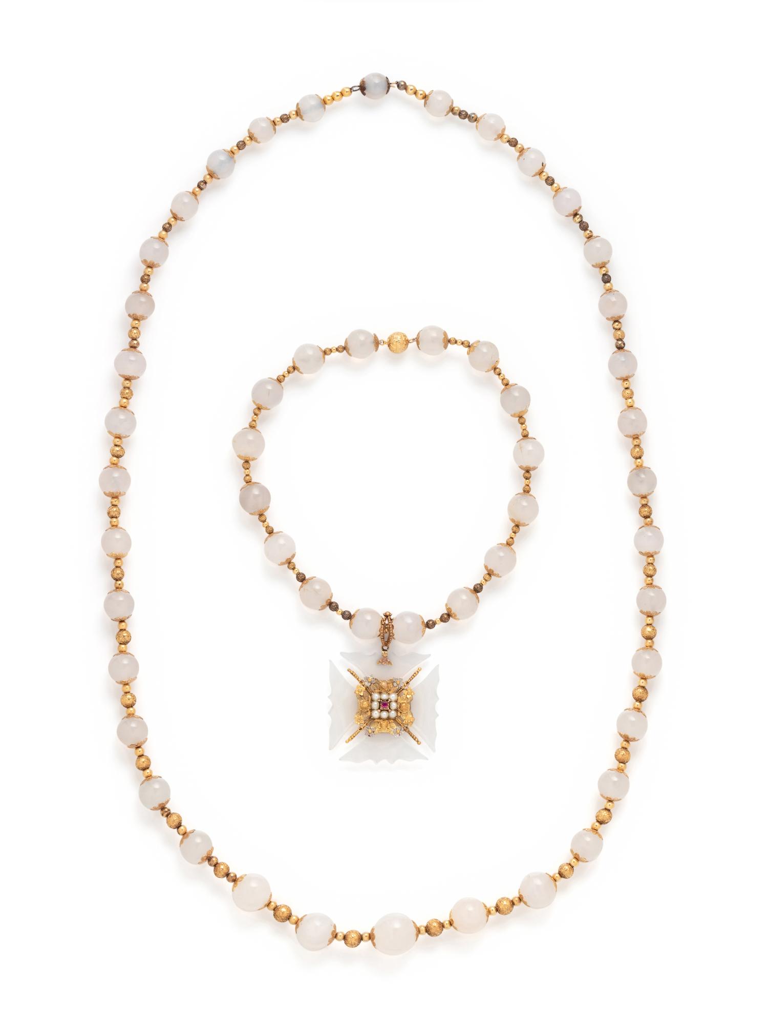 GEORGIAN, YELLOW GOLD AND CHALCEDONY MALTESE CROSS NECKLACE