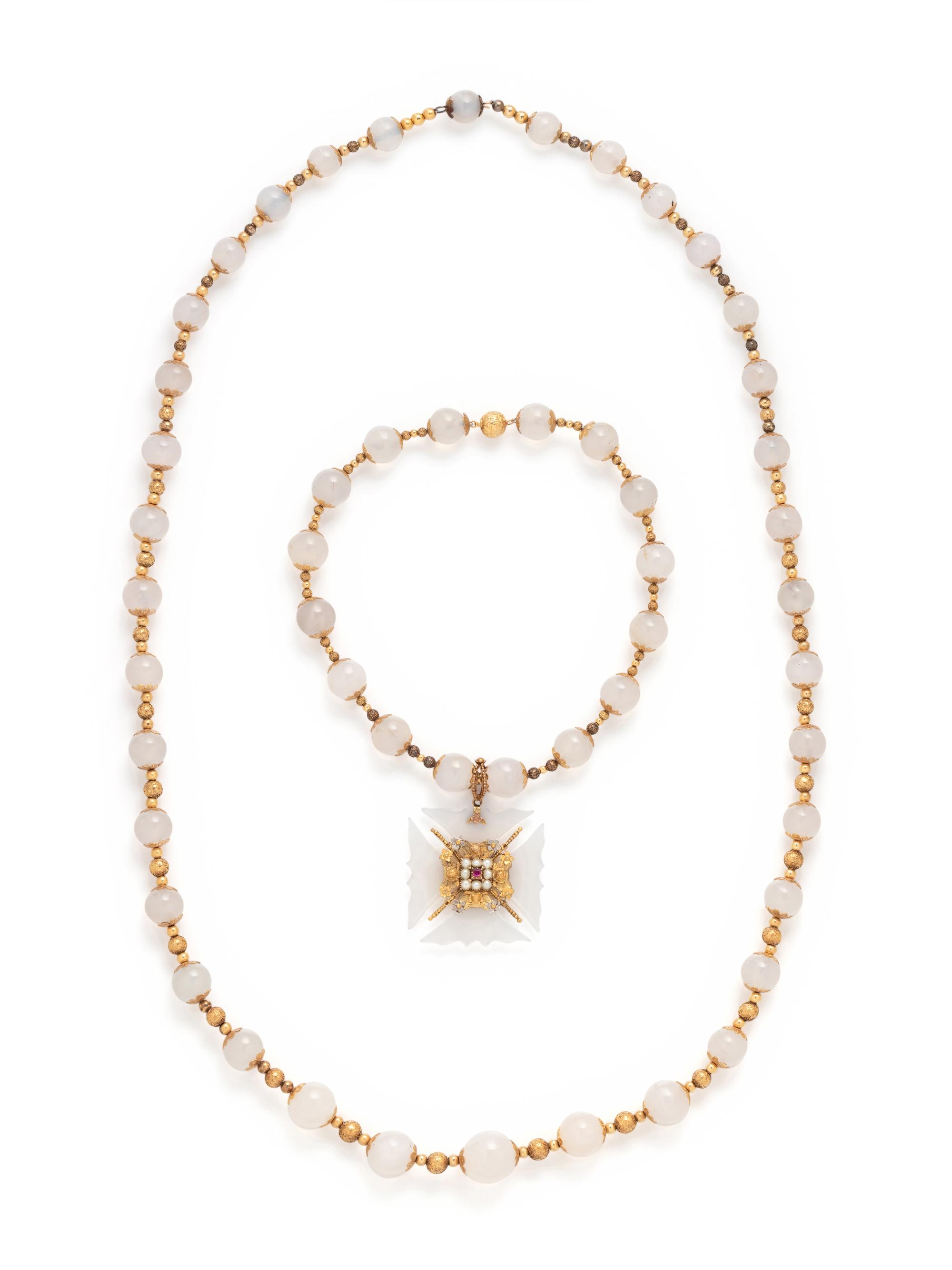 GEORGIAN, YELLOW GOLD AND CHALCEDONY MALTESE CROSS NECKLACE