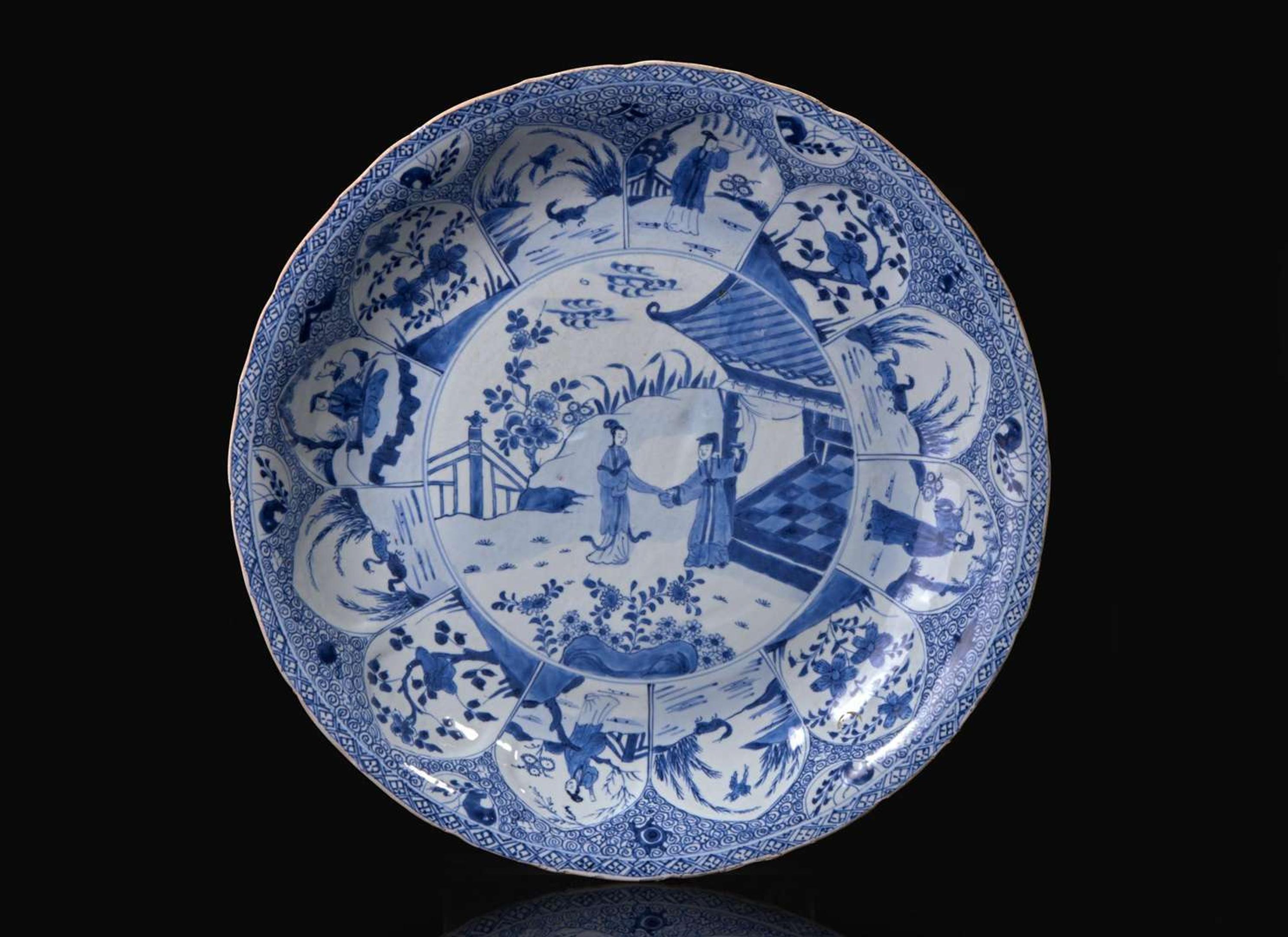 A Chinese blue and white porcelain charger, Qing dynasty, Kangxi period 青花人物大盤 清 康熙