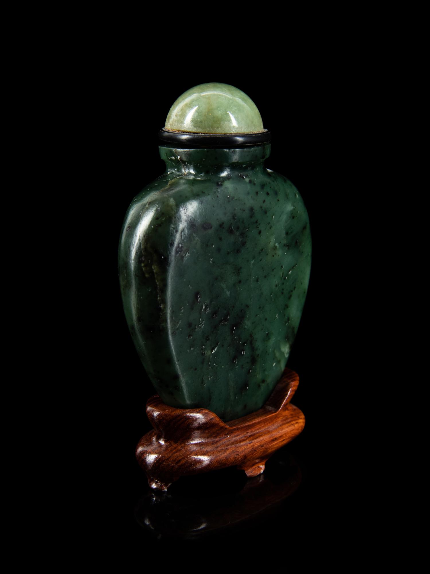 A Chinese Spinach Jade Snuff Bottle