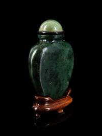 A Chinese Spinach Jade Snuff Bottle
