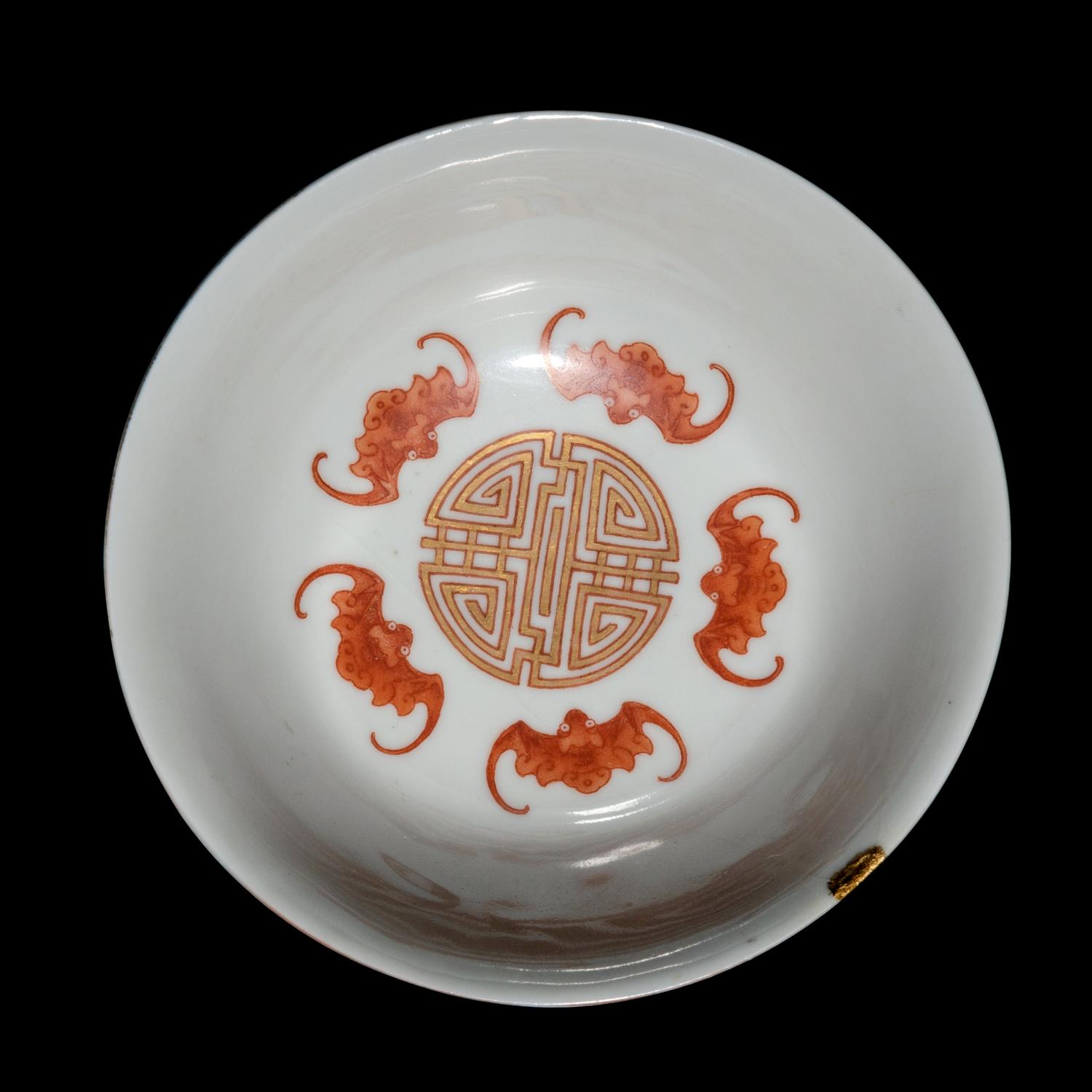 Two Chinese Famille Rose Porcelain Wares, Late Qing/Republic Period 晚清/民國 粉彩花鳥紋雙耳壺及百花不落地碗