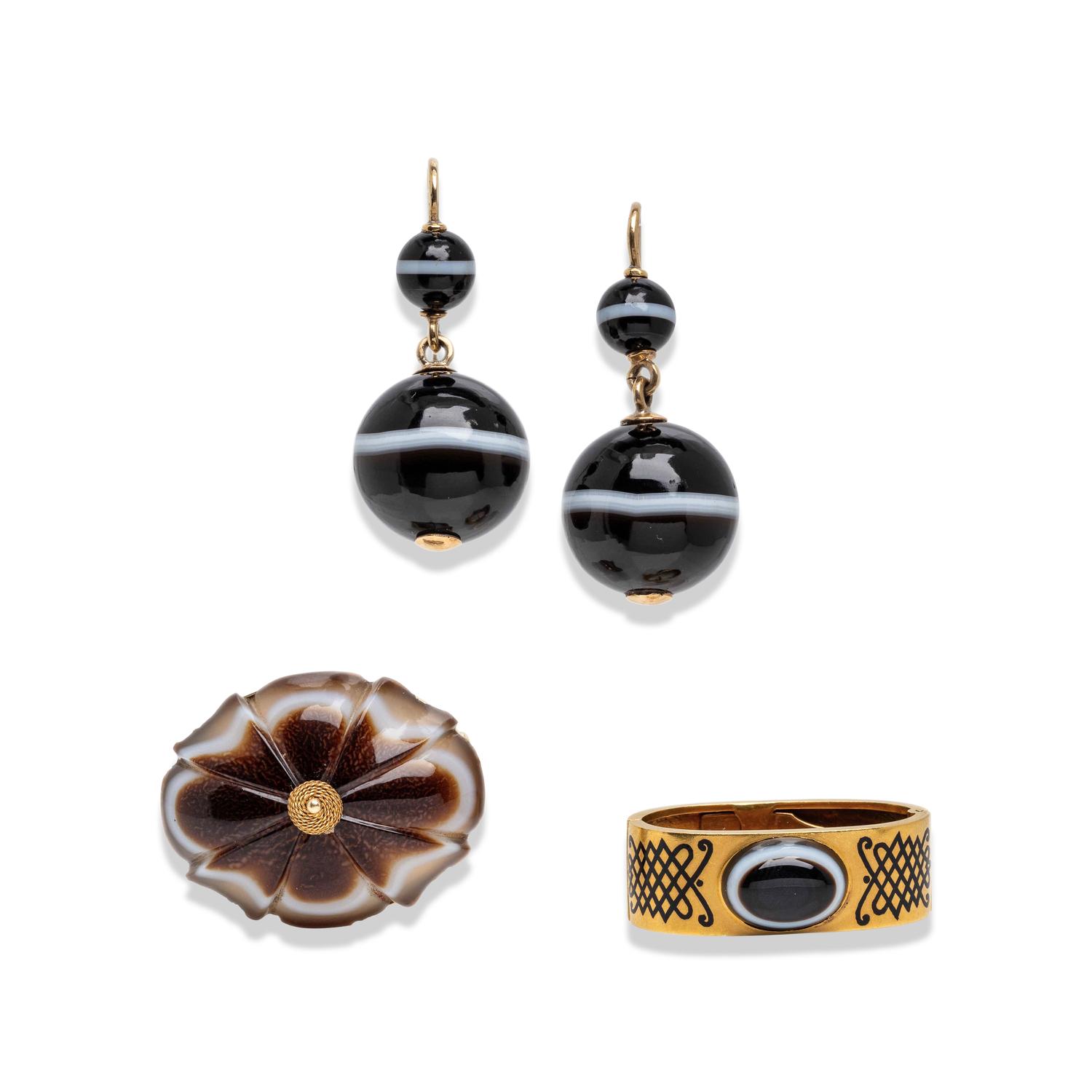 VICTORIAN, COLLECTION OF BANDED AGATE AND YELLOW GOLD JEWELRY