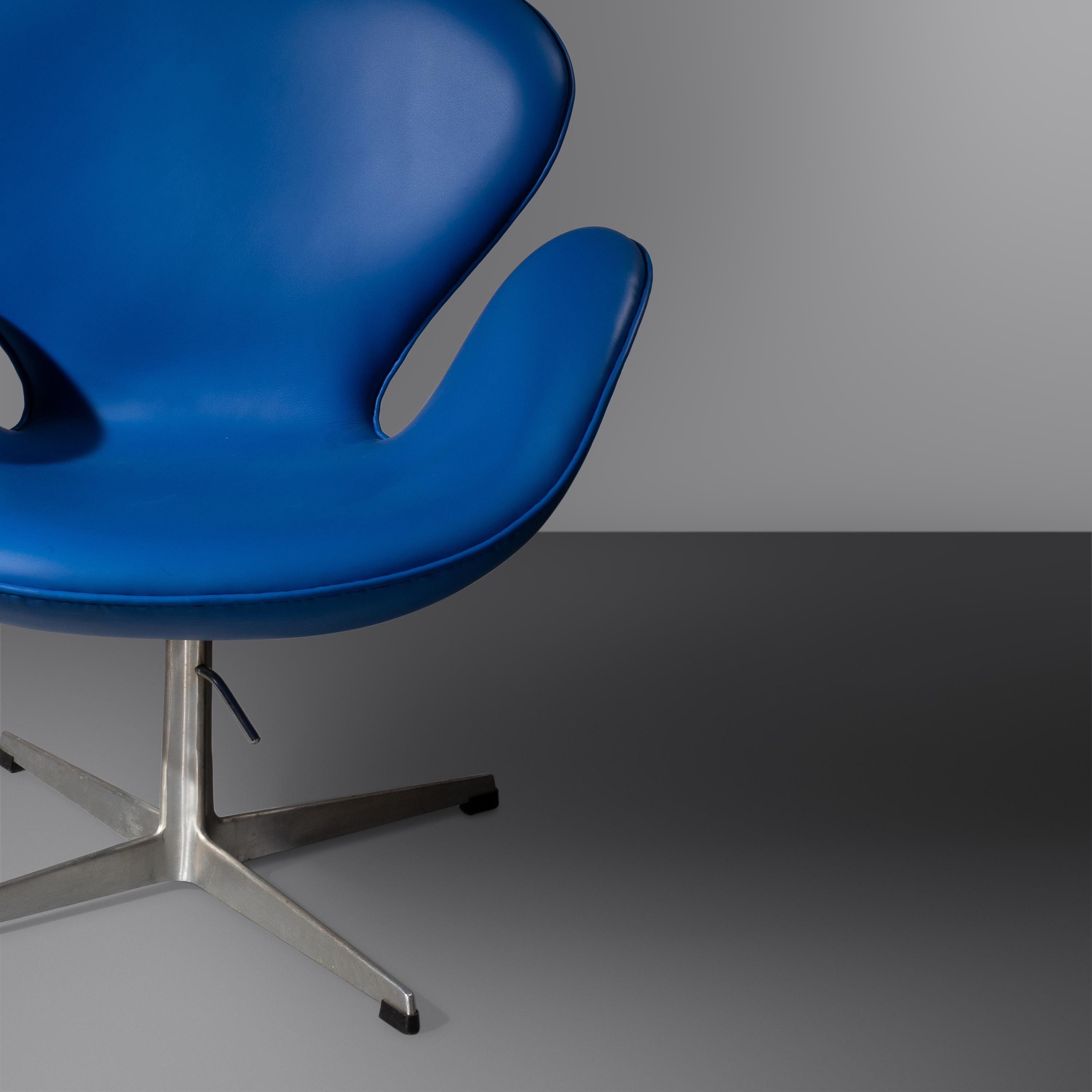Pair of Swan Lounge Chairs, model 3320 Fritz Hansen, Denmark
