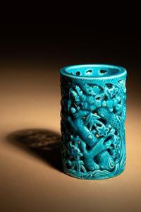 A Turquoise Glazed Porcelain Brushpot, Bitong