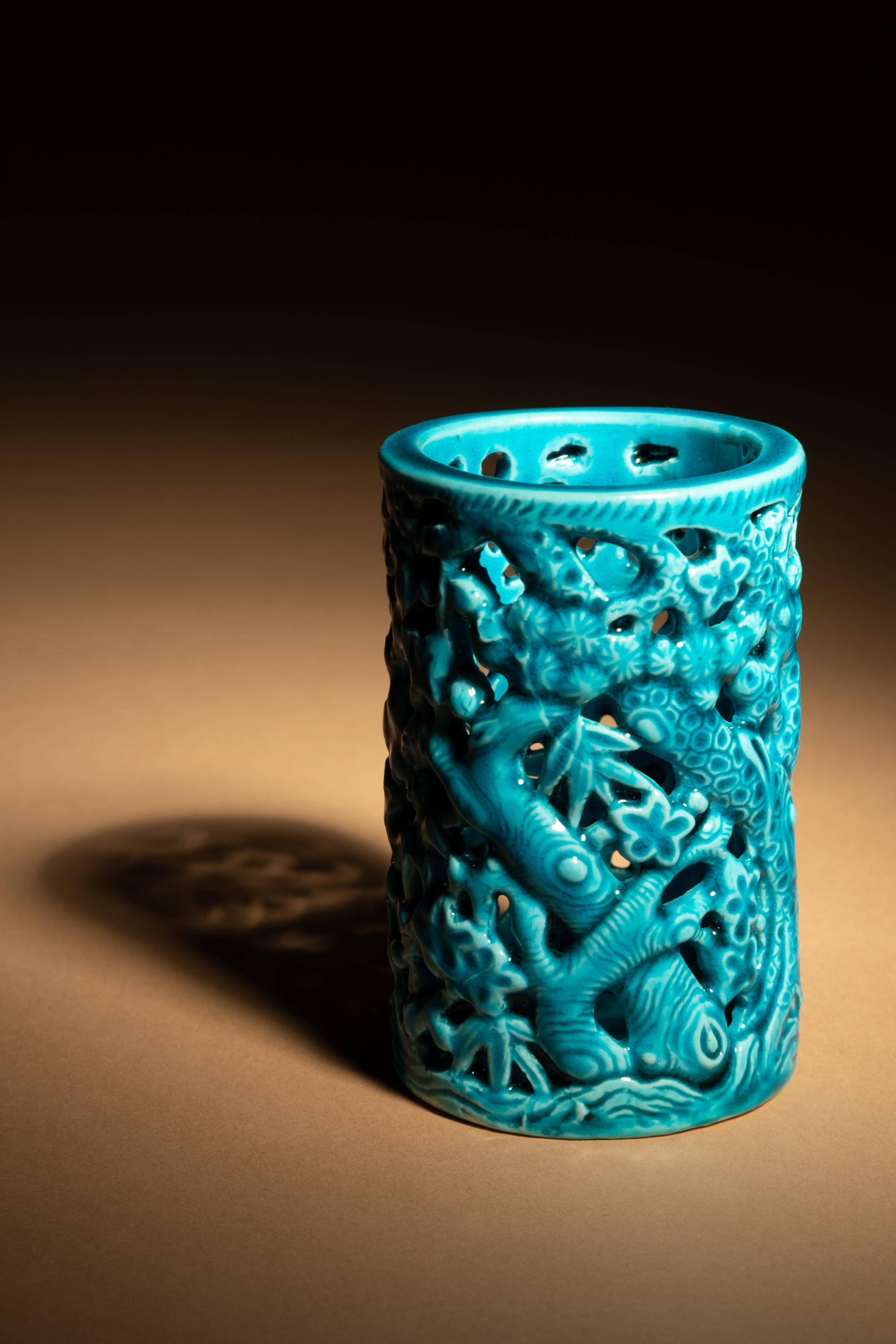 A Turquoise Glazed Porcelain Brushpot, Bitong