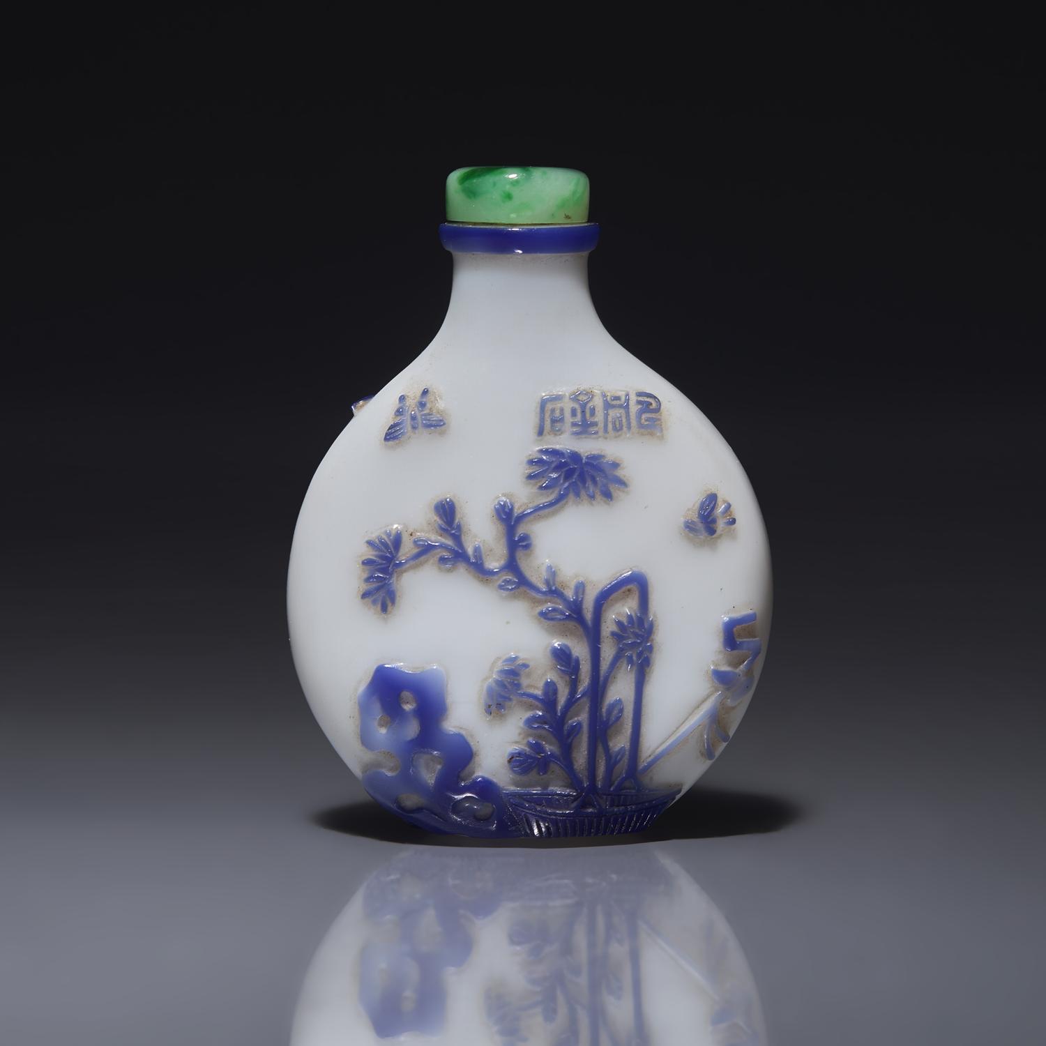 A Chinese Yangzhou Type Blue-Overlay Glass Snuff Bottle, Late 19th -20th Century 晚清-民國 涅白地套寶石藍料山石博古圖鼻烟壺