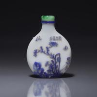 A Chinese Yangzhou Type Blue-Overlay Glass Snuff Bottle, Late 19th -20th Century 晚清-民國 涅白地套寶石藍料山石博古圖鼻烟壺