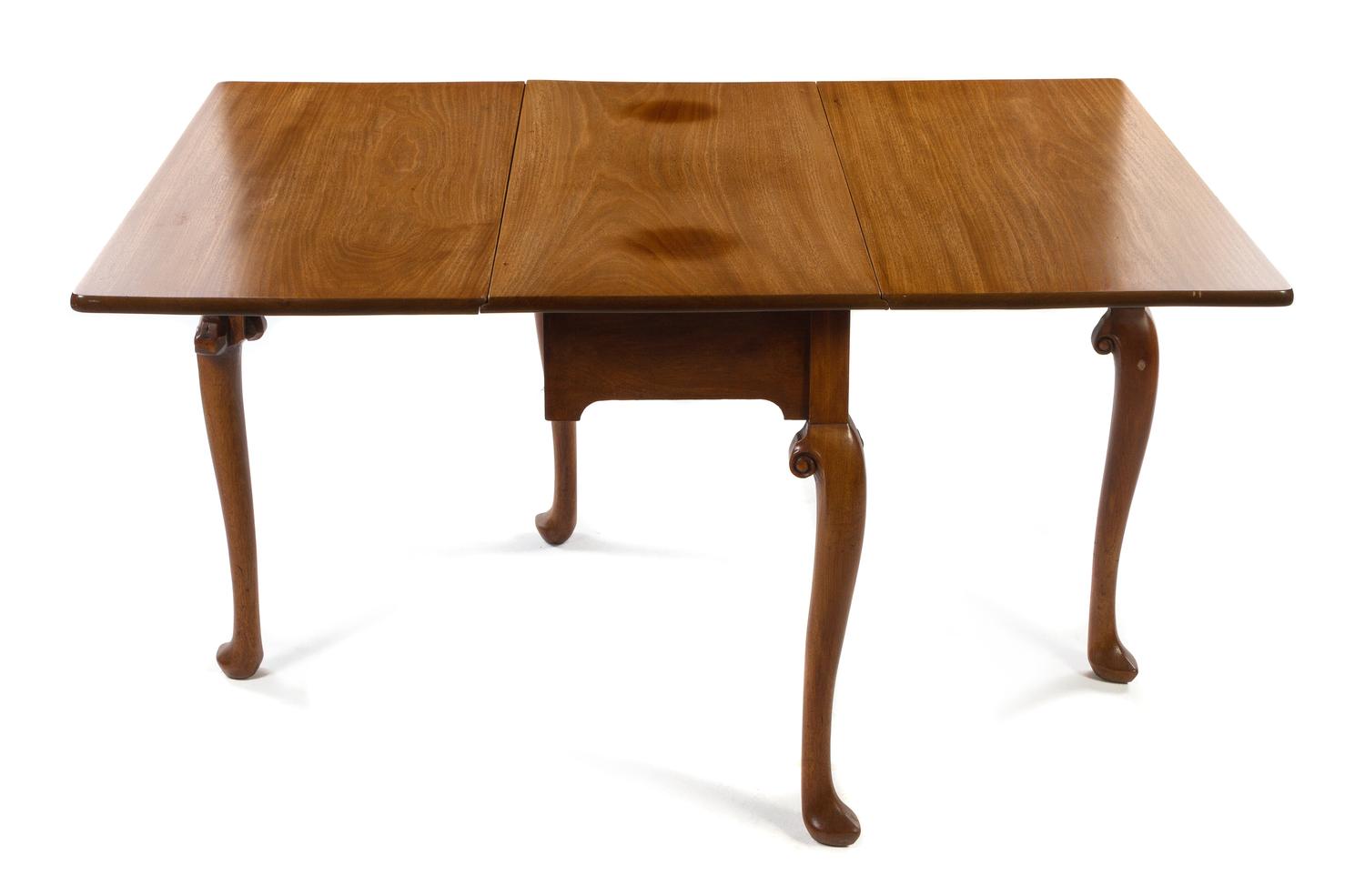 A Queen Anne Style Mahogany Drop-Leaf Table Height 28 x width 18 x 39 inches (closed). — 19TH CENTURY