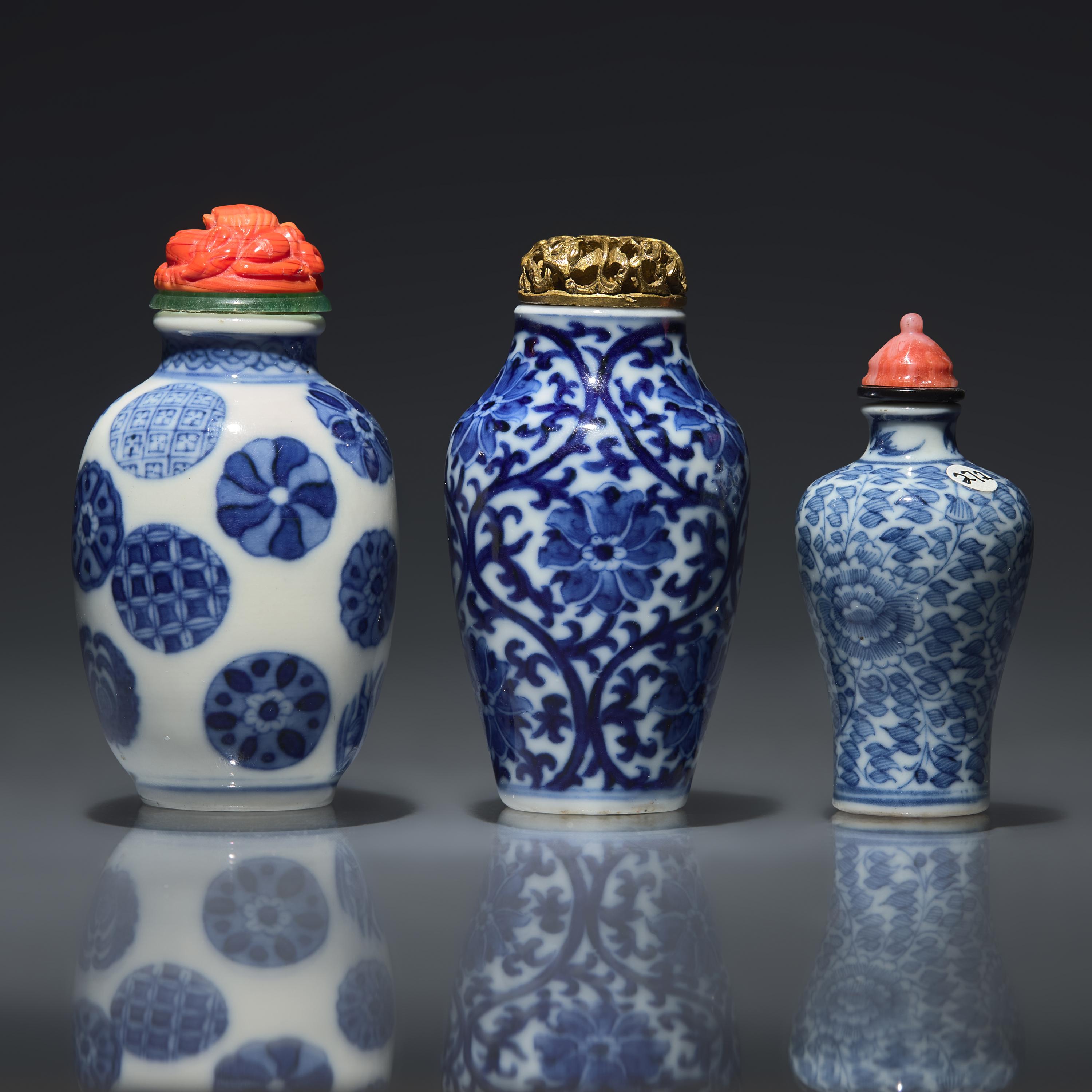 Three Chinese Blue and White Porcelain Snuff Bottles and Jarlets, Qing Dynasty, Circa 1800-1900 — 1800-1900年 青花鼻煙壺三支