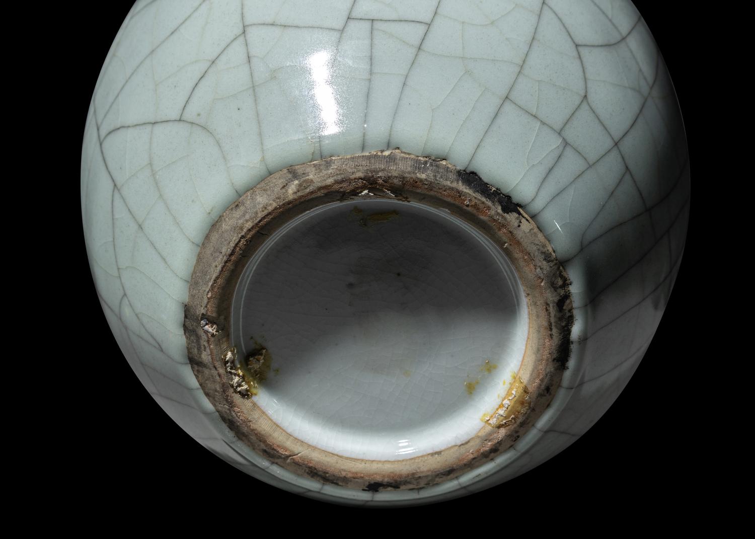 A Chinese Guan- Type Porcelain Vase