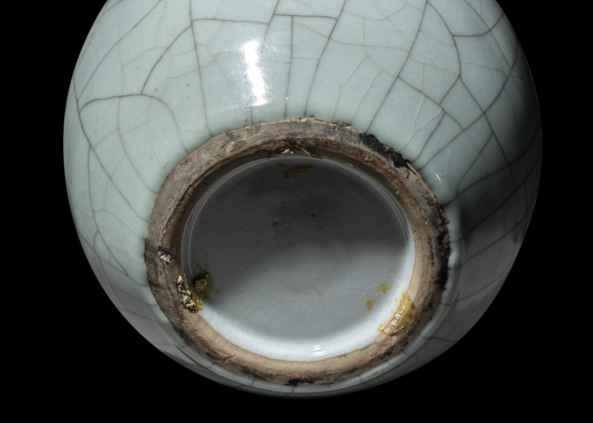 A Chinese Guan- Type Porcelain Vase