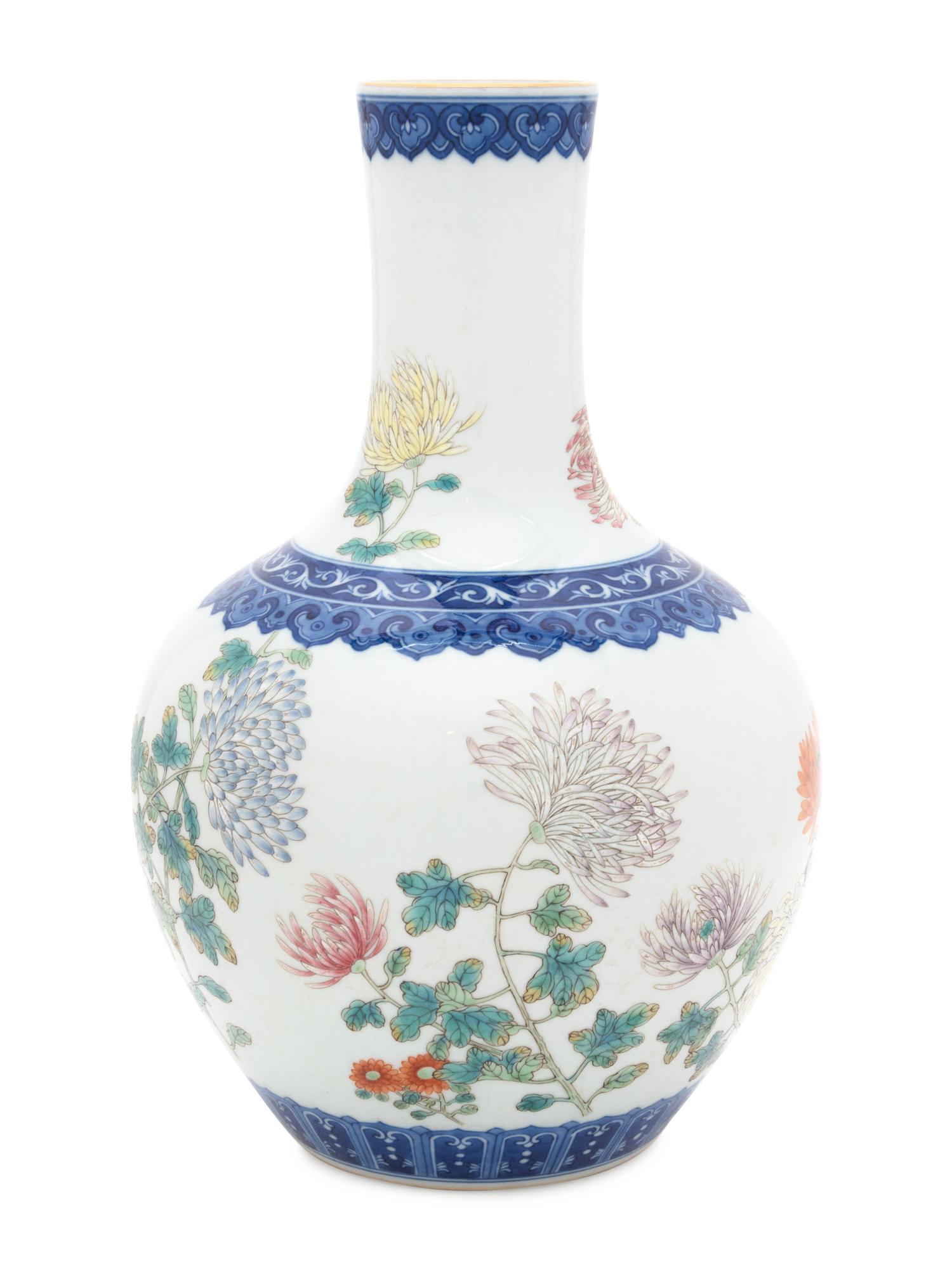 An Underglaze Blue and Famille Rose Porcelain 'Chrysanthemums' Globular Vase, Shangping
