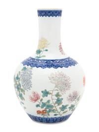 An Underglaze Blue and Famille Rose Porcelain 'Chrysanthemums' Globular Vase, Shangping