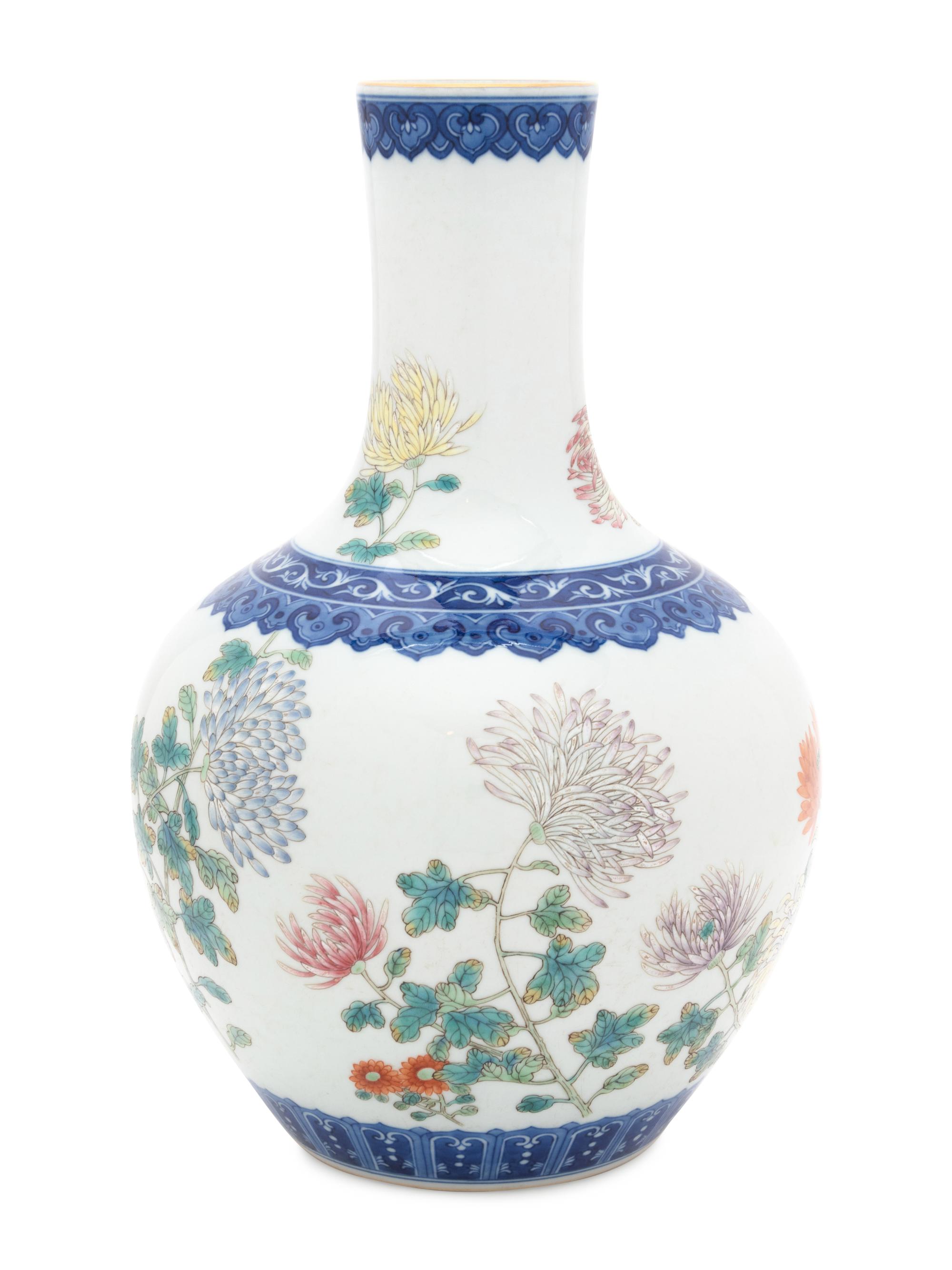 An Underglaze Blue and Famille Rose Porcelain 'Chrysanthemums' Globular Vase, Shangping