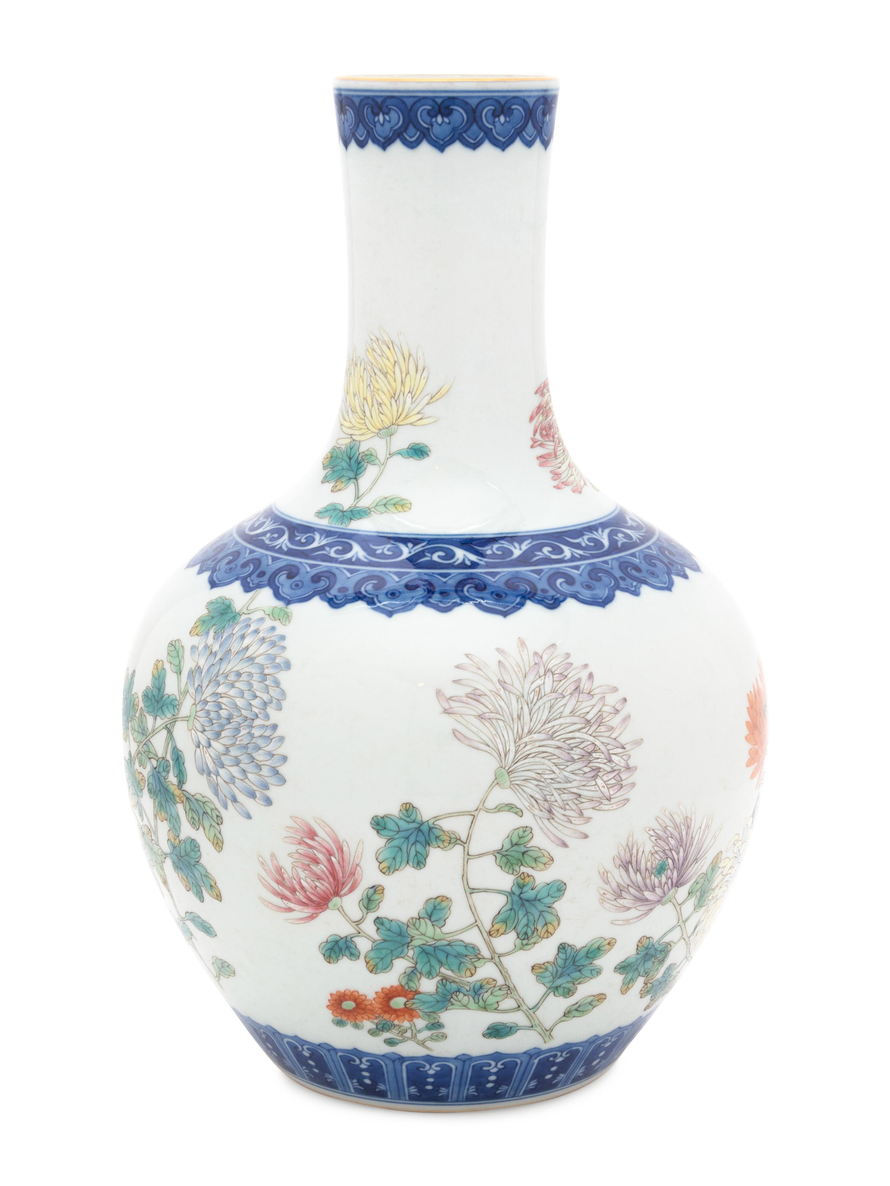 An Underglaze Blue and Famille Rose Porcelain 'Chrysanthemums' Globular Vase, Shangping