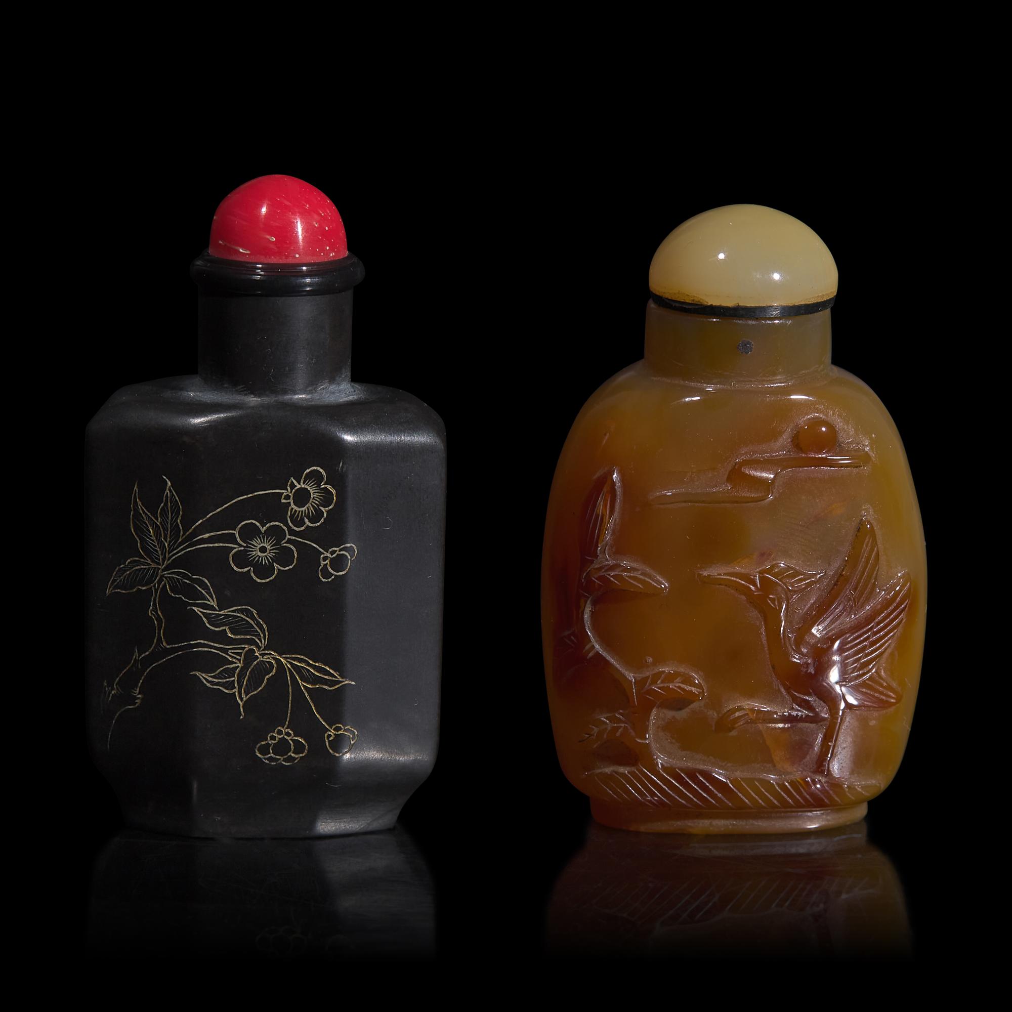 Two Chinese Hardstone Bottles, 19th-Early 20th Century 晚清民國 鼻煙壺兩支