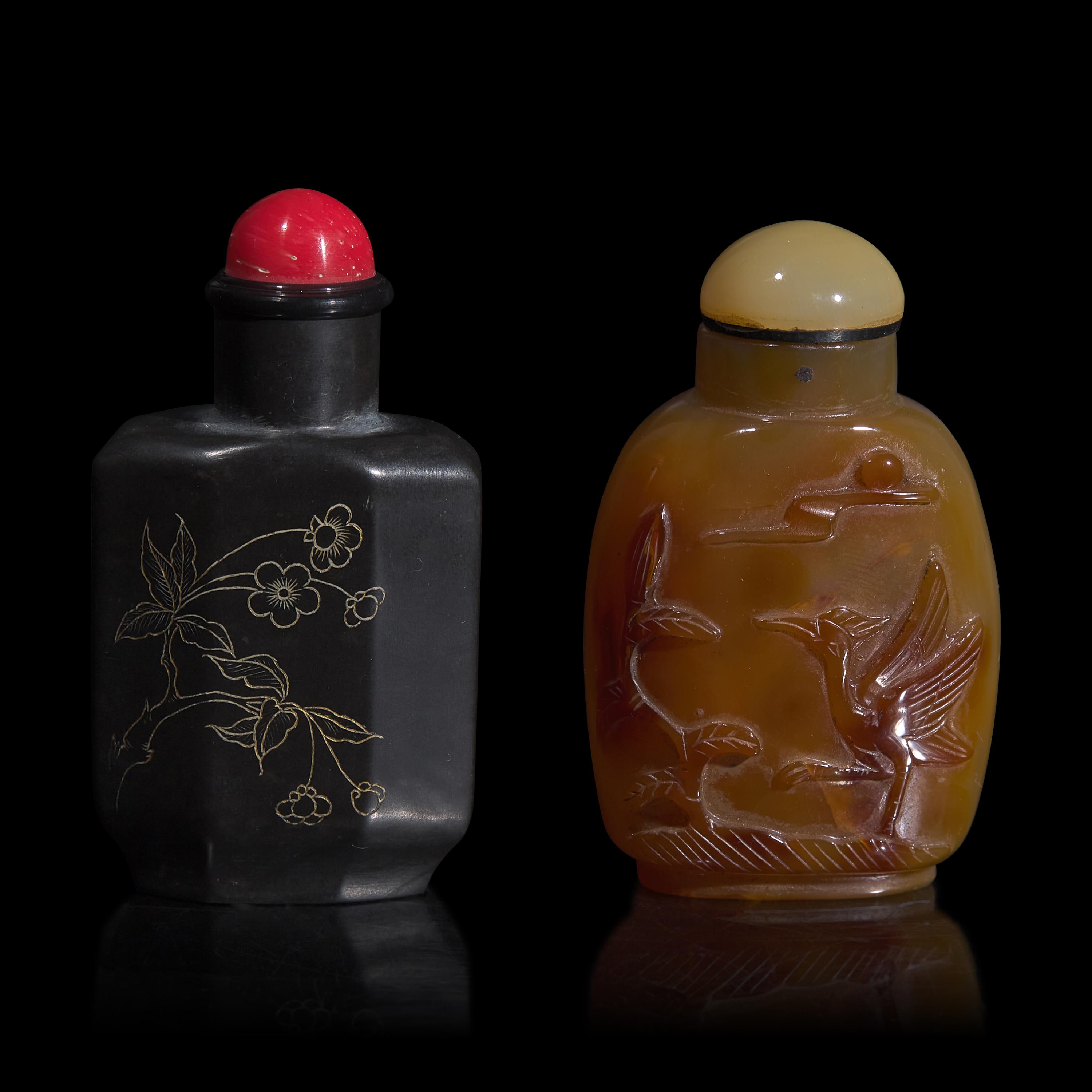 Two Chinese Hardstone Bottles, 19th-Early 20th Century 晚清民國 鼻煙壺兩支