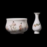 Two Chinese Famille Vert Porcelain Wares, 20th Century 五彩人物圖香爐及魚紋賞瓶
