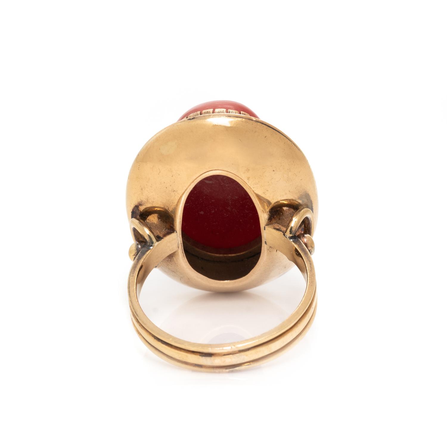 YELLOW GOLD AND CORAL RING