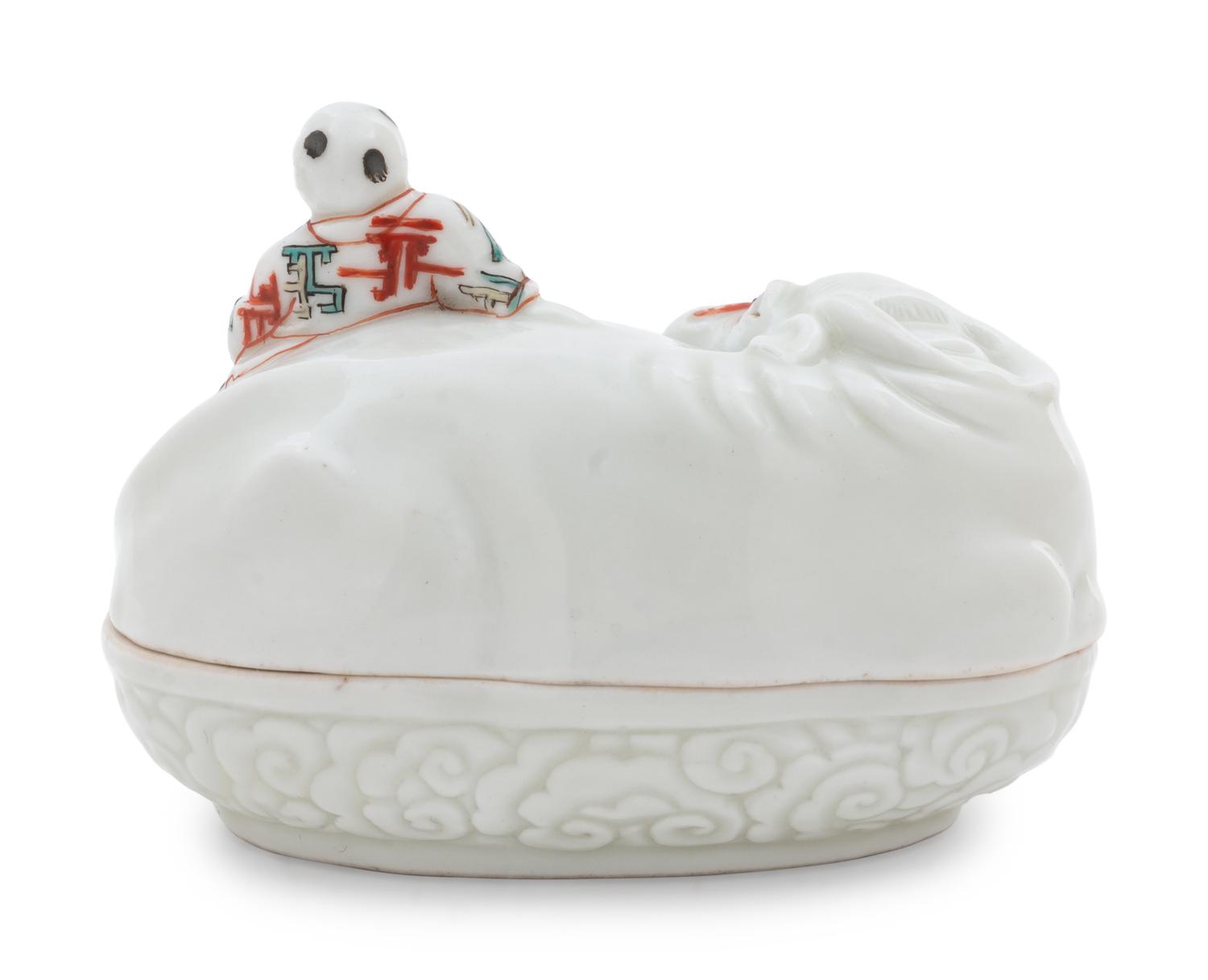 A Kakiemon Porcelain Covered Box