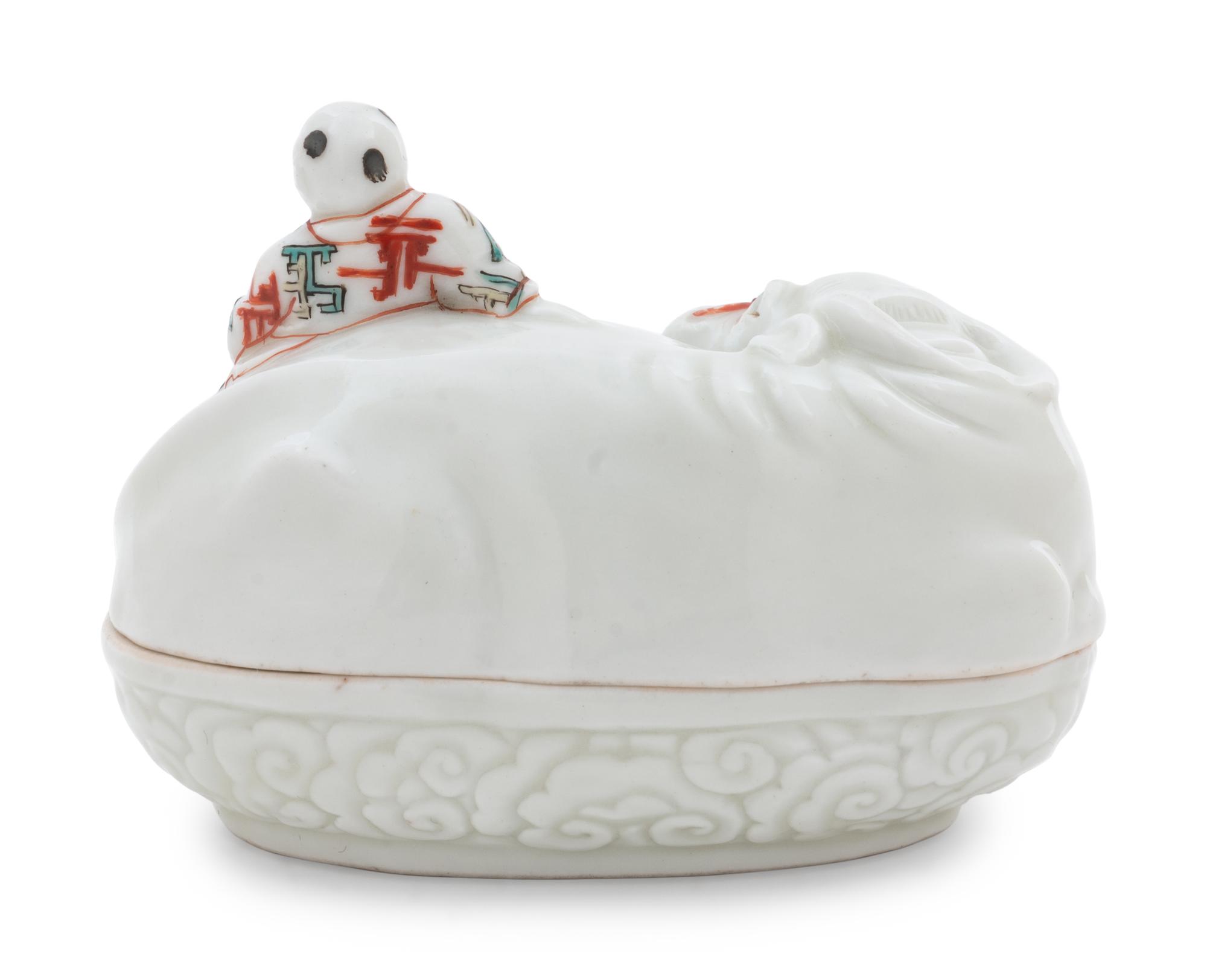 A Kakiemon Porcelain Covered Box