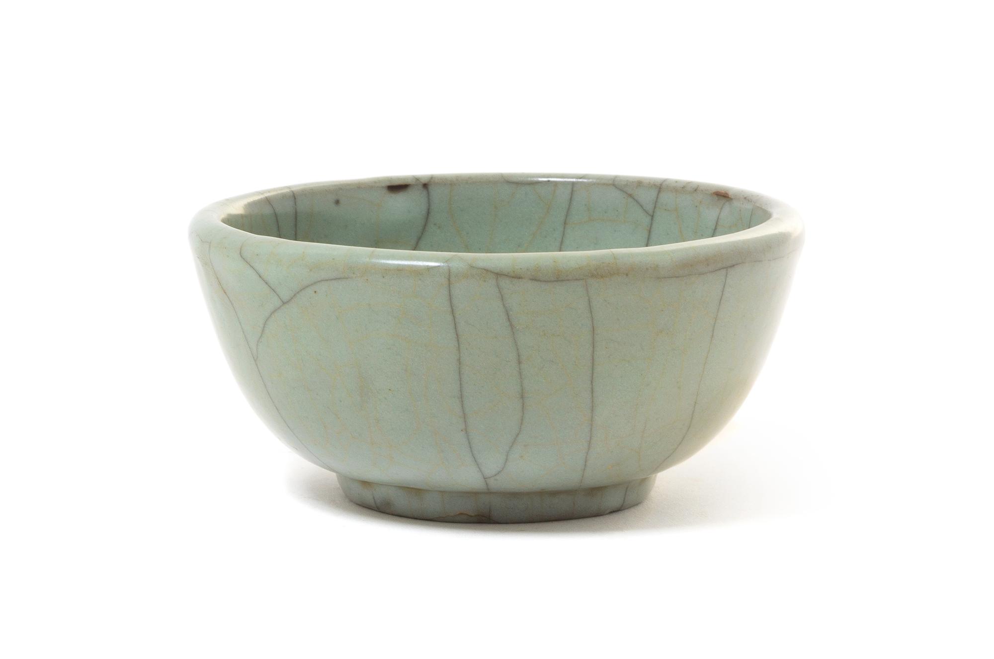 A Ge -Type Porcelain Bowl — 18TH/19TH CENTURY