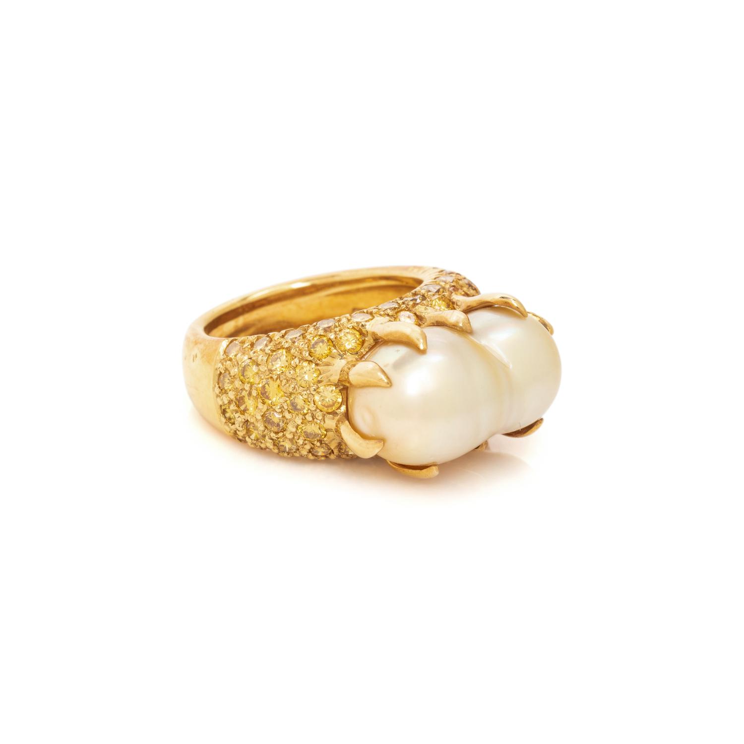 CULTURED BAROQUE GOLDEN PEARL AND YELLOW DIAMOND RING