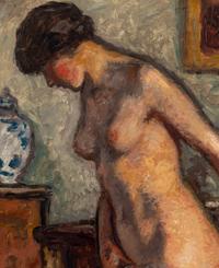 Nu devant une commode à la potiche