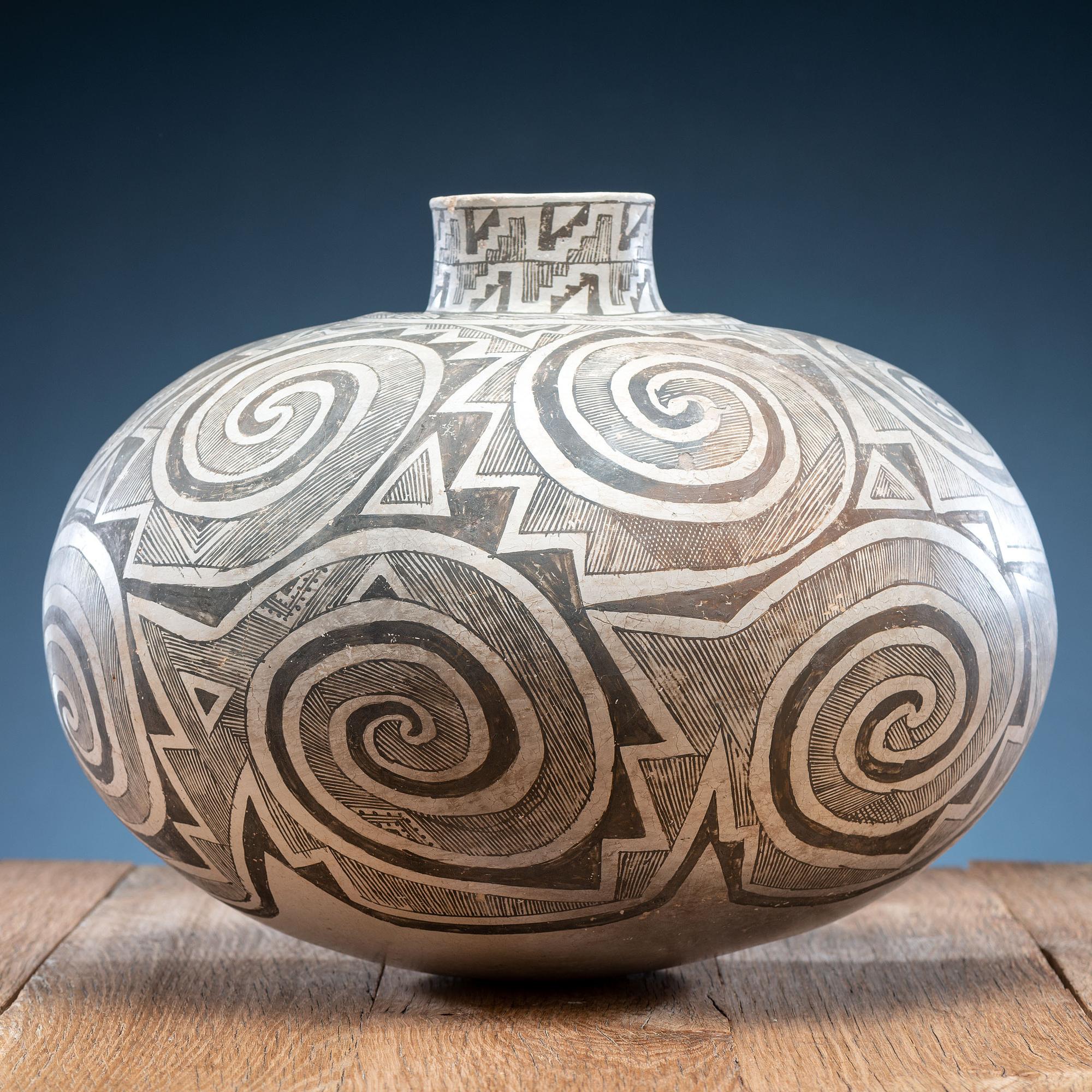 Tularosa, Black-on-White Pottery Olla