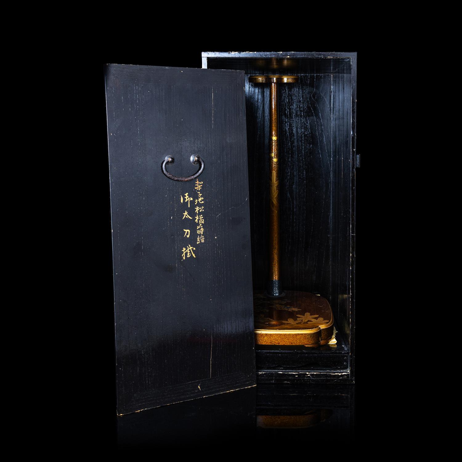 A Japanese Gold Lacquer Sword Stand, Tachi-kake, with Wood Box, Meiji Period 日本明治時期 梨子地松橘蒔繪太刀拵