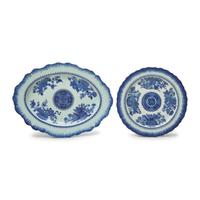 A Chinese Export Porcelain Fitzhugh Feather Edge Plate and Platter