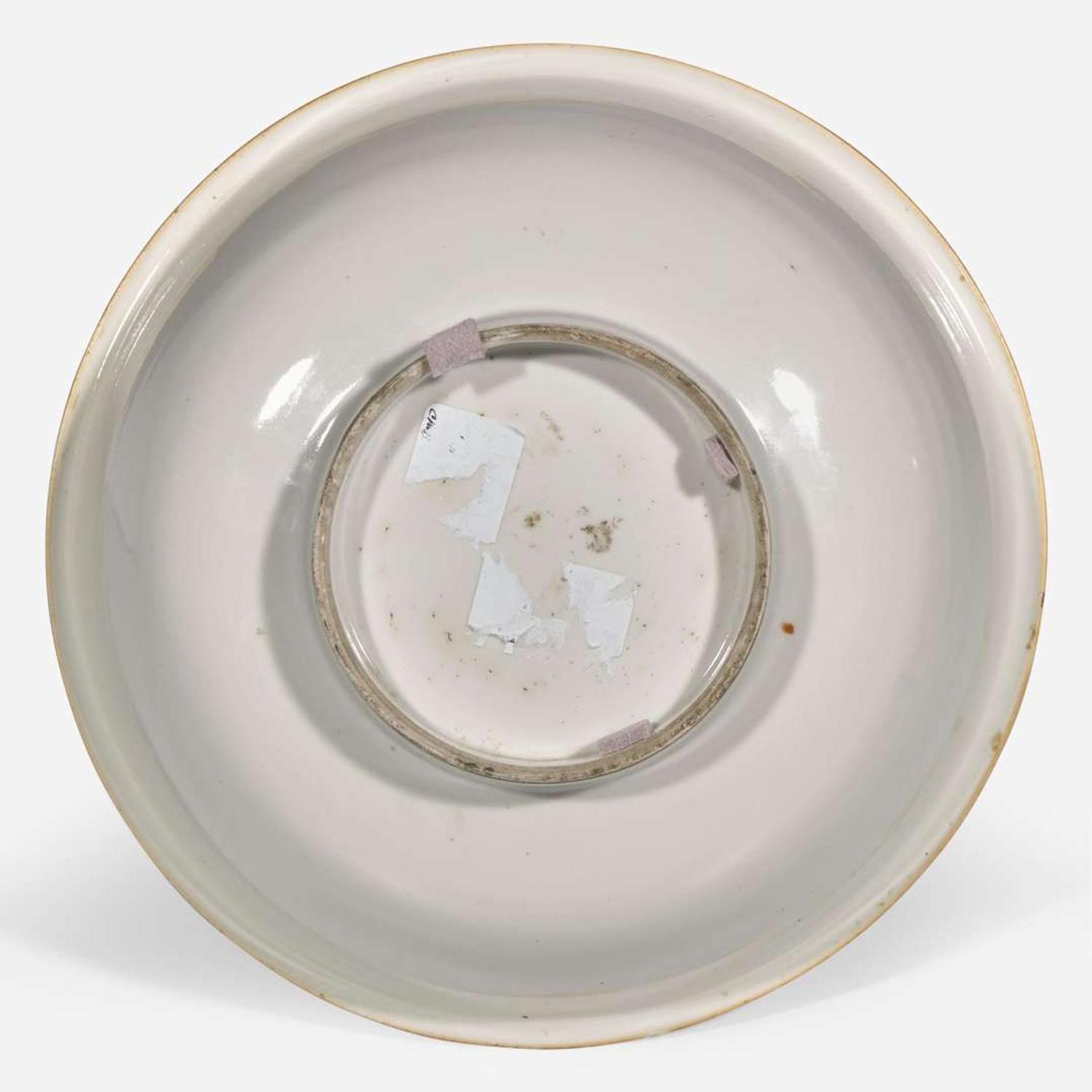 A Chinese underglaze blue and enameled porcelain basin 青花粉彩開光人物小盆 Late 18th century ?????