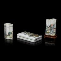 Three Chinese Famille Rose Porcelain Scholar's Objects, 20th Century — 近代 粉彩山水人物圖筆筒二及帶蓋硯台一