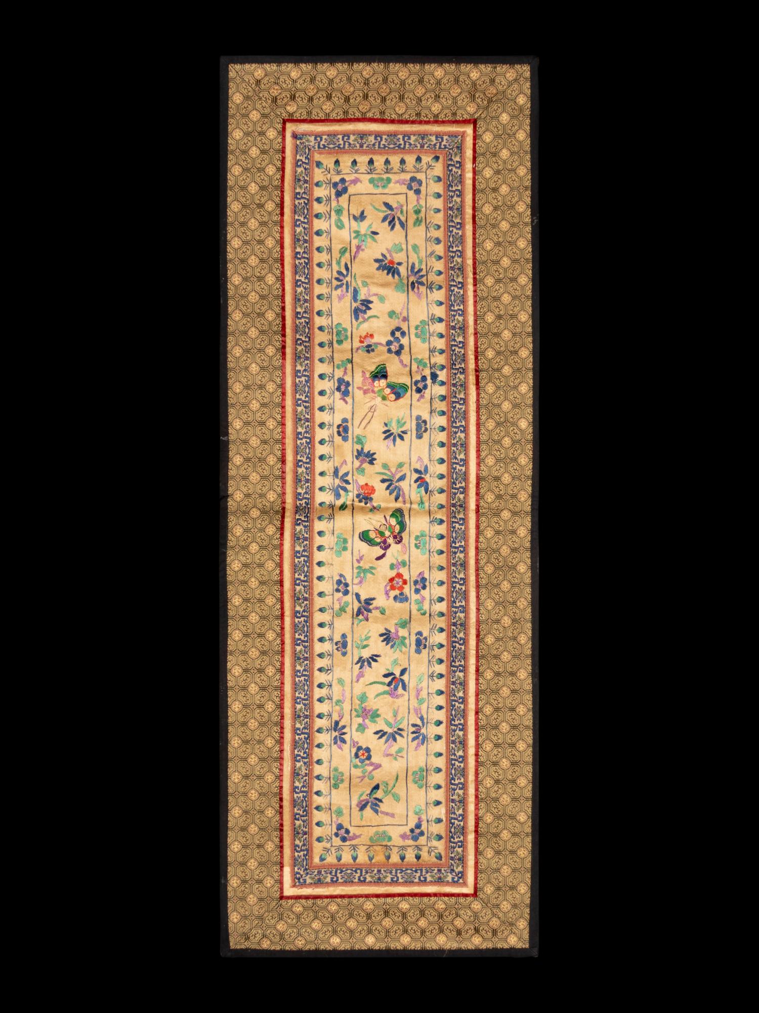 A Collection of 33 Chinese Embroidered Silk Panels 近代 綉片33幅