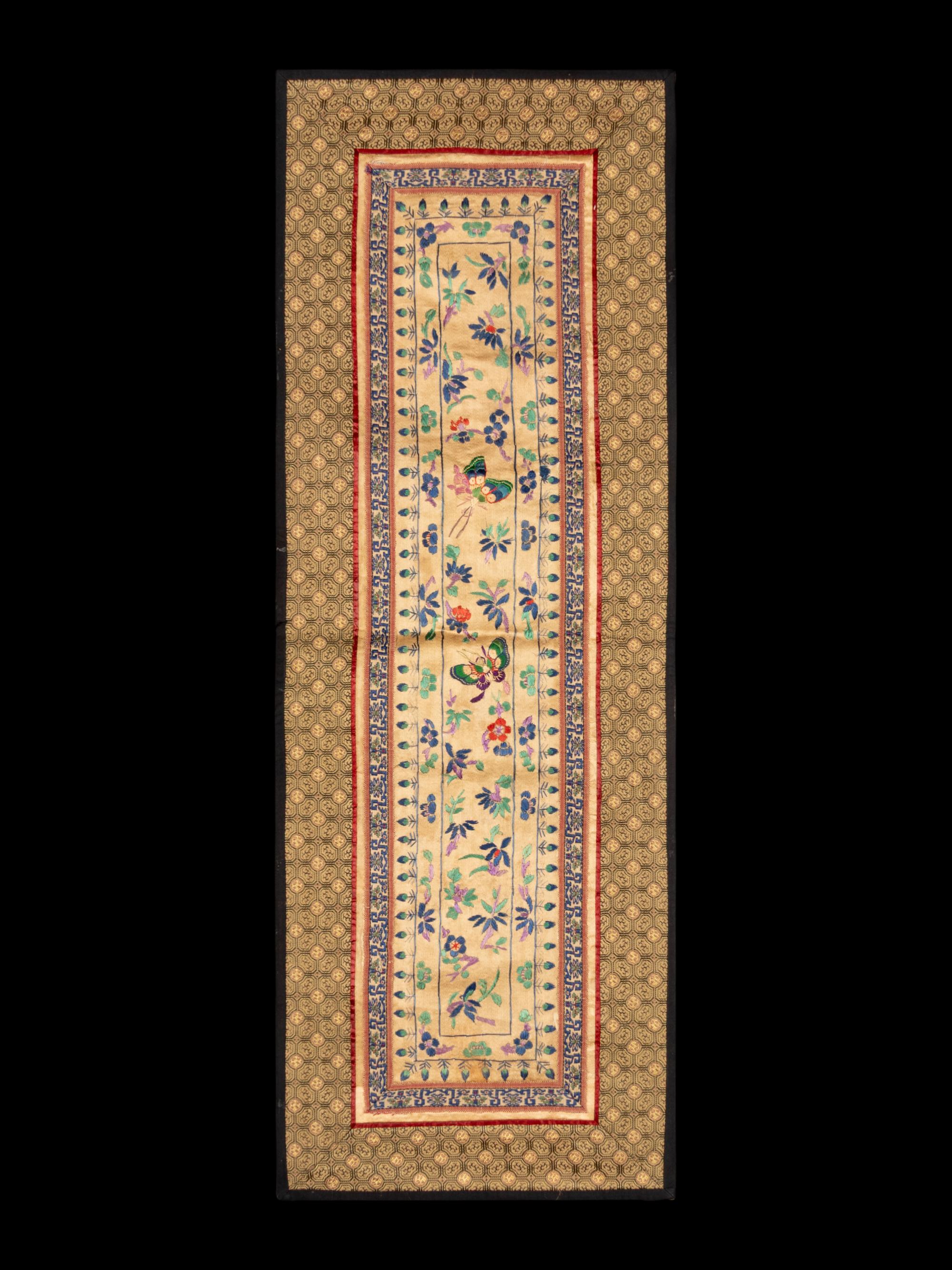 A Collection of 33 Chinese Embroidered Silk Panels 近代 綉片33幅