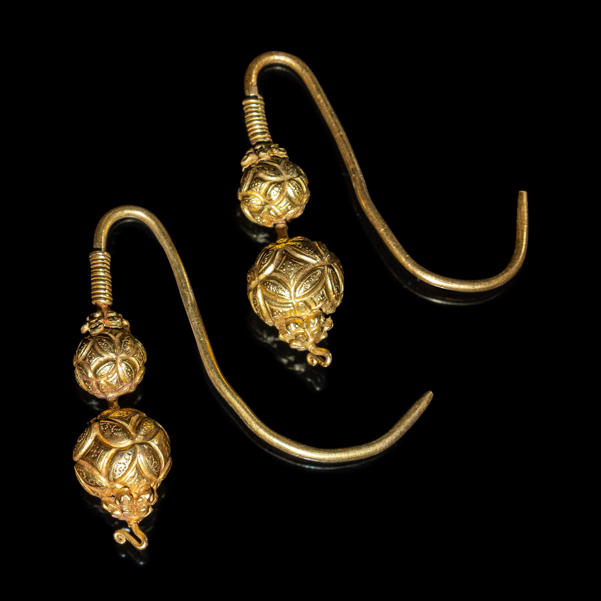 A Pair of Chinese Gold 'Brocade Balls' Earrings, Erhuan, Yuan-Ming Dynasty 明 金繡球耳環一對