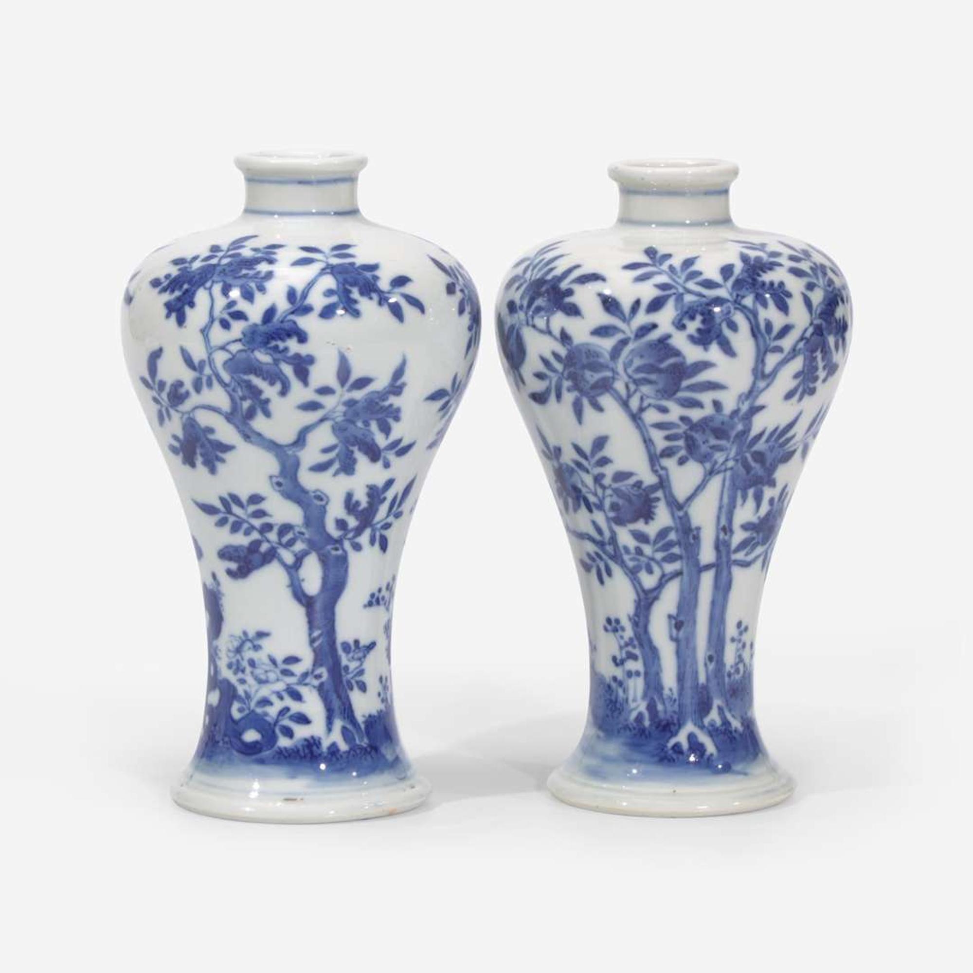A pair of Chinese blue and white porcelain baluster vases 青花观音瓶一对 Late Qing to Republic period ?????
