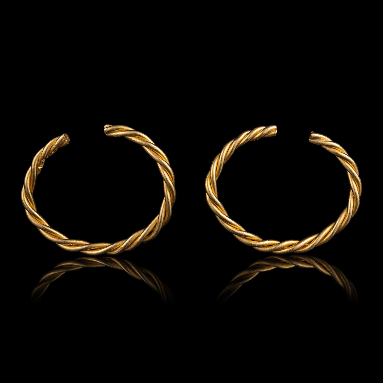 A Pair of Chinese Twisted Gold Bracelets, Qianzhuo, 19th Century or Later 清或更晚 金紐絲鉗鐲一對