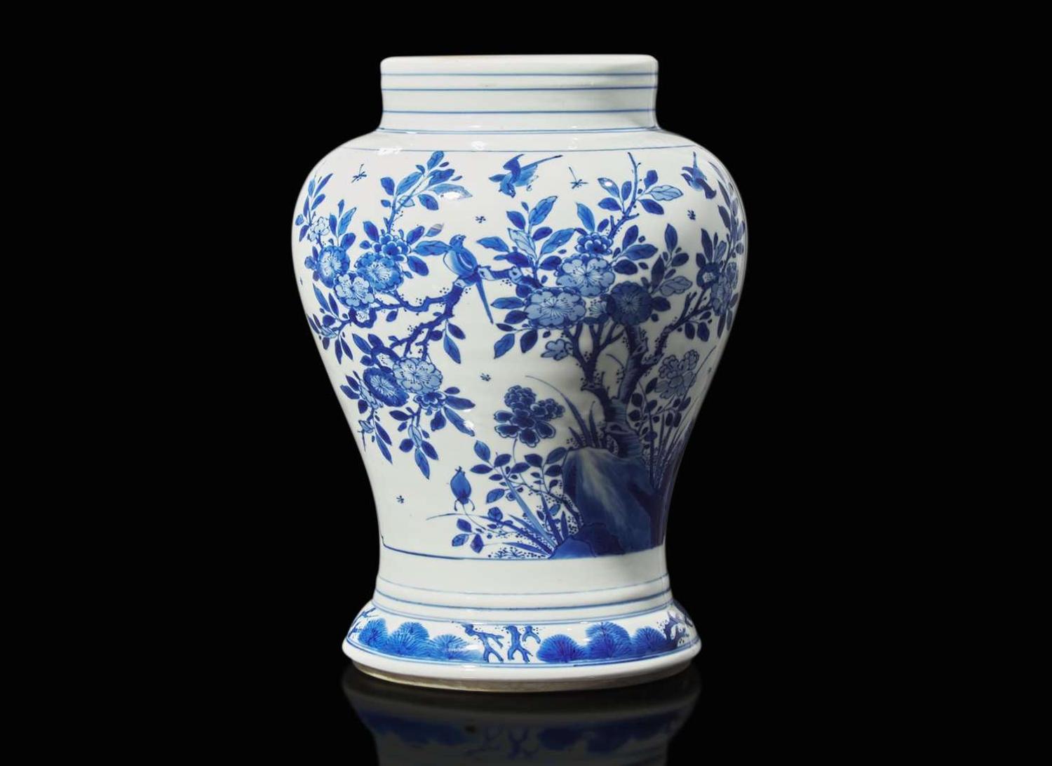 A Chinese blue and white porcelain vase, Kangxi period 青花瓷瓶 清康熙