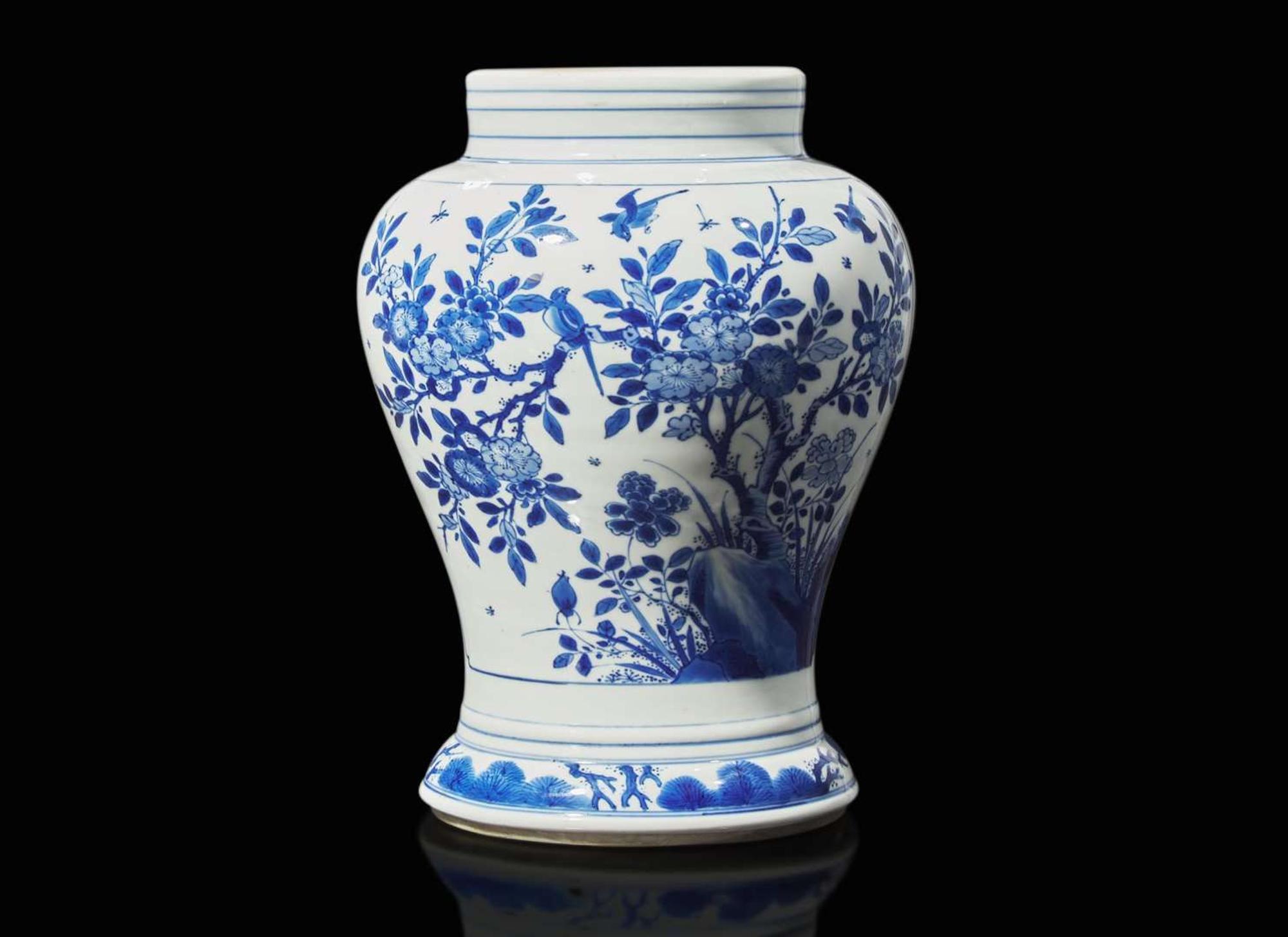 A Chinese blue and white porcelain vase, Kangxi period 青花瓷瓶 清康熙