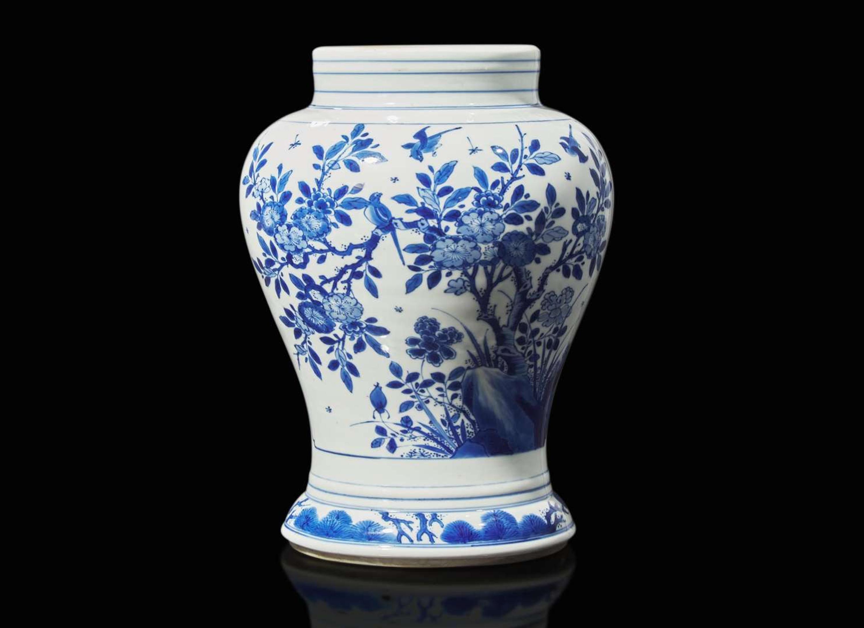 A Chinese blue and white porcelain vase, Kangxi period 青花瓷瓶 清康熙