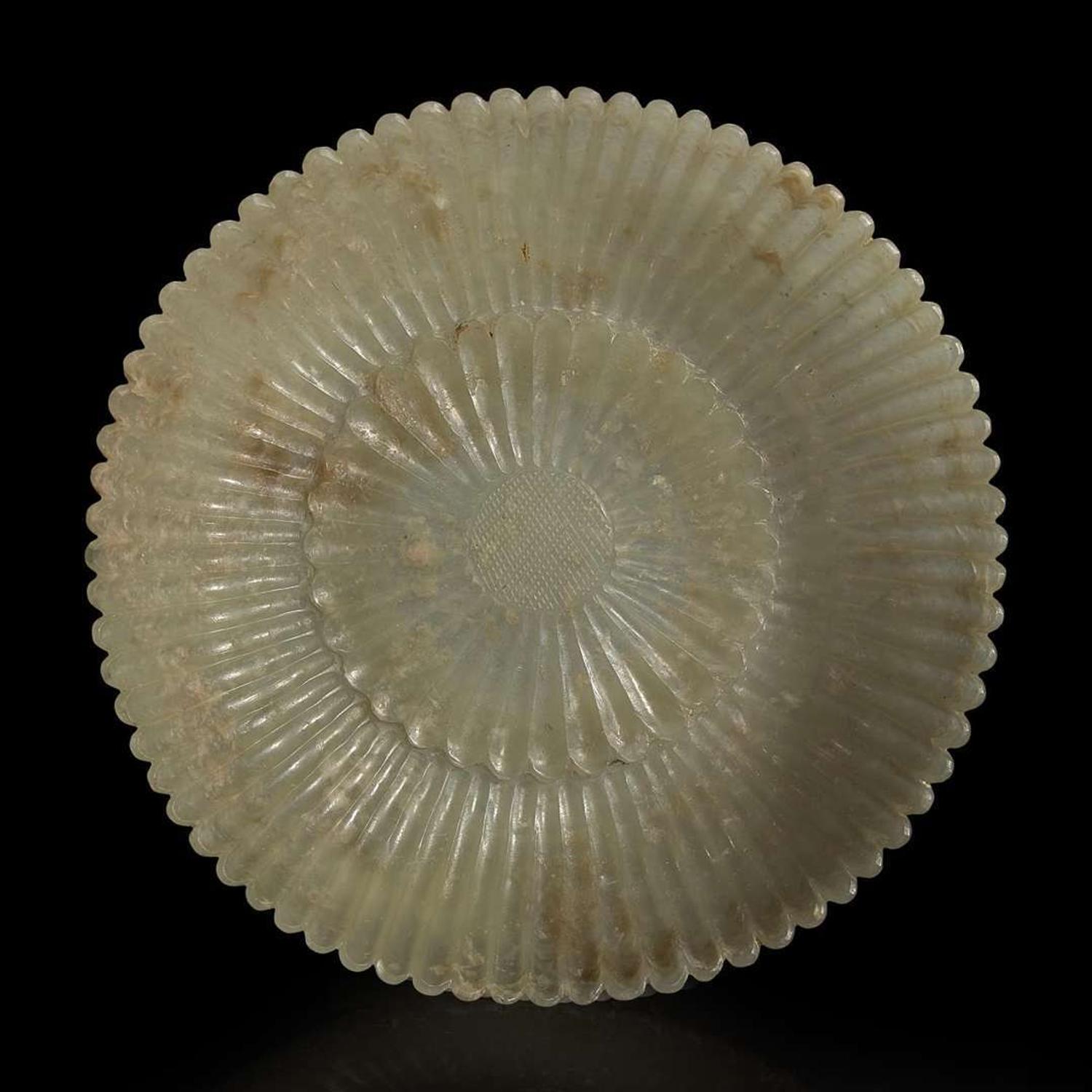 A Mughal-style carved jade chrysanthemum dish 痕都斯坦风格玉雕菊花盘 18th/19th century ???????