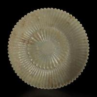 A Mughal-style carved jade chrysanthemum dish 痕都斯坦风格玉雕菊花盘 18th/19th century ???????