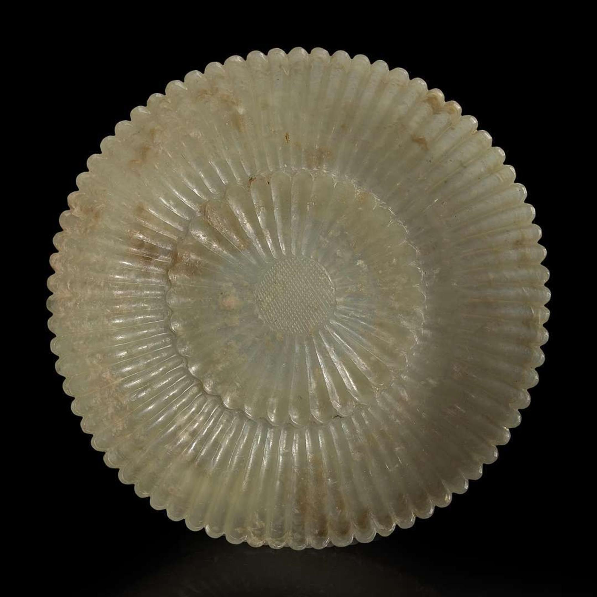 A Mughal-style carved jade chrysanthemum dish 痕都斯坦风格玉雕菊花盘 18th/19th century ???????