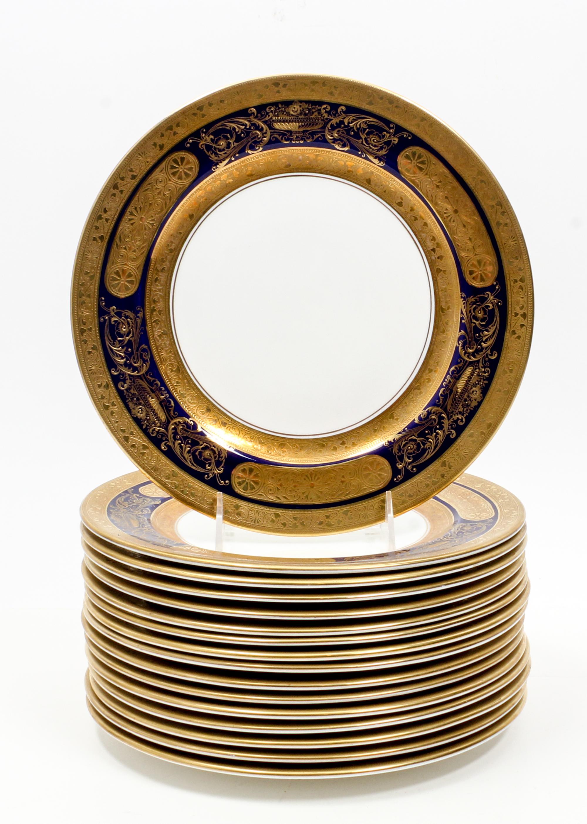 A Set of Sixteen Shelley Porcelain Plates Diameter 10 1/4 inches. — 20TH CENTURY