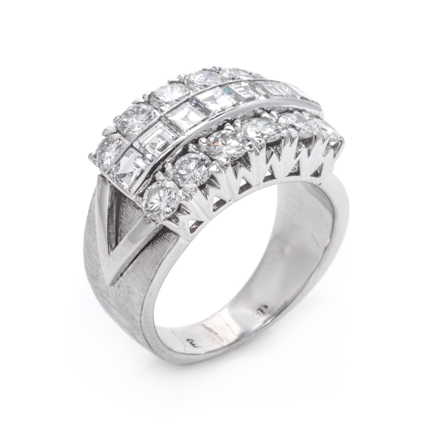 An 18 Karat White Gold and Diamond Ring,